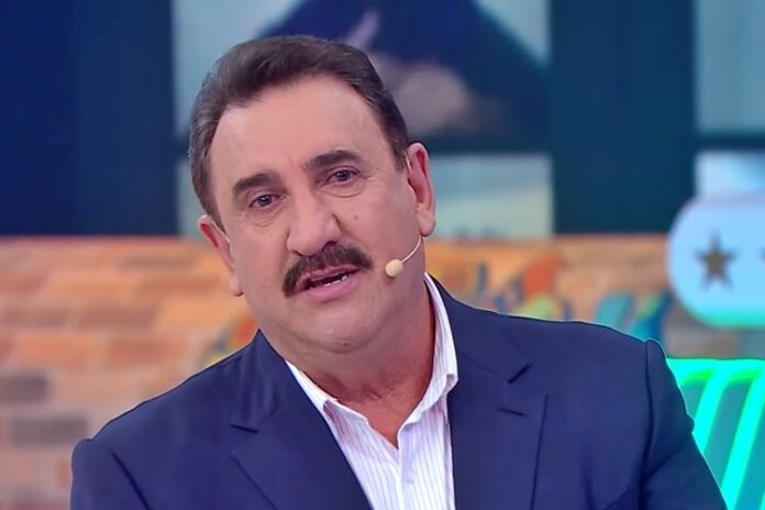 O apresentador de TV **Ratinho** voltou a se manifestar sobre a polêmica envolvendo a vereadora **Erika Hilton**. Segundo a publicação do InfoMoney, Ratinho afirmou ter recebido milhares de mensagens de apoio após ser denunciado por comentários feitos sobre Hilton. A controvérsia começou quando o apresentador fez declarações consideradas ofensivas, gerando uma reação pública significativa e levando a vereadora a tomar medidas legais contra ele. Apesar da repercussão negativa e das críticas recebidas, Ratinho declarou que não mudará de opinião, reforçando sua postura diante da situação. Nos dias que se seguiram à denúncia, o apresentador relatou ter recebido um grande volume de apoio de seus seguidores. Conforme destacado pelo InfoMoney, Ratinho enfatizou que as mensagens de solidariedade vieram de diversas partes do país, o que, segundo ele, demonstra que muitas pessoas compartilham de sua visão. Essa manifestação de apoio parece ter fortalecido a posição do apresentador, que se mantém firme em suas declarações iniciais. A situação gerou um debate mais amplo sobre a liberdade de expressão e os limites do discurso público, especialmente quando envolve figuras públicas e questões sensíveis. A polêmica entre Ratinho e Erika Hilton levanta questões importantes sobre a responsabilidade de figuras públicas em suas declarações e o impacto que essas podem ter na sociedade. Segundo a publicação, enquanto Ratinho se apoia no suporte de seus fãs para sustentar sua posição, Erika Hilton e seus apoiadores argumentam que comentários ofensivos não devem ser tolerados, independentemente do apoio popular. Este caso ilustra a tensão entre liberdade de expressão e discurso de ódio, um tema recorrente no cenário político e midiático atual. A discussão continua a evoluir, com ambos os lados firmes em suas convicções, refletindo a complexidade das interações entre mídia, política e sociedade.