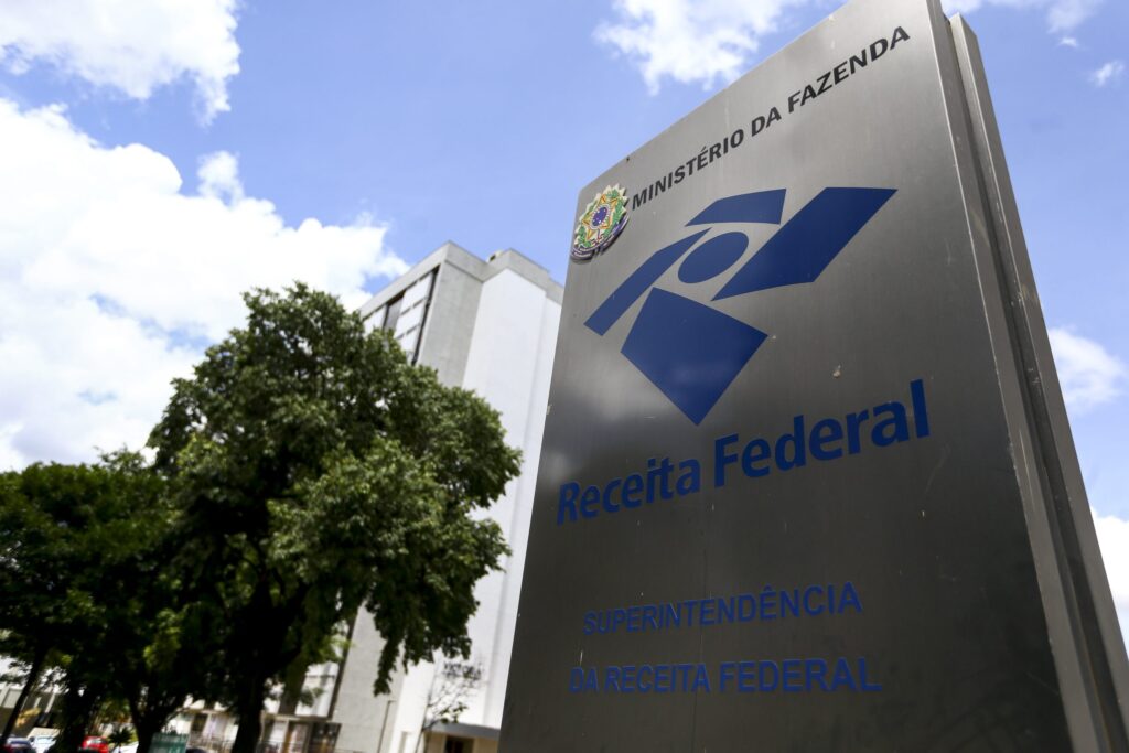 A **Receita Federal** surpreendeu ao antecipar a liberação do **Programa Gerador da Declaração do Imposto de Renda da Pessoa Física 2026** para a última quinta-feira, dia 19. Essa medida permite que os contribuintes comecem a preencher suas declarações antes do prazo oficial de envio, facilitando o processo e evitando possíveis atrasos. Segundo a publicação, a antecipação foi possível após a conclusão dos testes finais e a validação das versões do programa, garantindo que o sistema esteja pronto para uso. Com essa iniciativa, a Receita busca oferecer mais tempo para que os cidadãos organizem suas informações fiscais de forma precisa e sem pressa. De acordo com o site, a antecipação da liberação do programa é uma estratégia da Receita Federal para melhorar a experiência do contribuinte, permitindo que ele tenha mais tempo para reunir documentos e informações necessárias. O sistema já está disponível para download, e os usuários podem começar a inserir seus dados, o que pode ajudar a identificar possíveis inconsistências ou erros com antecedência. Essa abordagem proativa é vista como uma maneira de reduzir o estresse associado ao prazo final de envio e minimizar a necessidade de retificações posteriores. Além disso, a Receita espera que essa medida contribua para um fluxo mais eficiente de processamento das declarações, evitando congestionamentos no sistema próximo ao prazo final. A antecipação também reflete um esforço contínuo da Receita Federal em modernizar seus processos e tornar o cumprimento das obrigações fiscais mais acessível e menos burocrático. Segundo a fonte, a Receita tem investido em tecnologia para aprimorar seus sistemas, garantindo maior segurança e eficiência no tratamento das informações dos contribuintes. Com a liberação antecipada do programa, espera-se que mais pessoas possam se beneficiar de um processo de declaração mais tranquilo e organizado, contribuindo para uma melhor gestão fiscal e para o cumprimento das obrigações tributárias de forma mais eficaz.