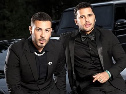 Carlinhos Maia e Lucas Guimarães vão reatar o relacionamento? Após oito meses separados, rumores de reconciliação ganham força entre amigos e familiares. Quais sinais indicam a reaproximação de Carlinhos e Lucas? Eles têm passado muito tempo juntos e Lucas está hospedado na casa de Carlinhos em São Paulo. Por que Lucas está em São Paulo? Lucas ainda não comprou um imóvel na capital e fica na casa de Carlinhos quando está na cidade. Qual foi a reação de Carlinhos ao ver Lucas se mudar? Carlinhos ficou emocionado ao ver Lucas indo para seu primeiro apartamento próprio em Maceió. O que os amigos próximos dizem sobre a relação deles? Amigos afirmam que a convivência entre Carlinhos e Lucas indica uma possível reconciliação. Carlinhos e Lucas falam abertamente sobre a reconciliação? Até agora, nenhum dos dois confirmou publicamente, mas os sinais são claros. Como Carlinhos se referiu a Lucas recentemente? Carlinhos chamou Lucas de "melhor amigo" em uma publicação no Instagram, reforçando a proximidade.