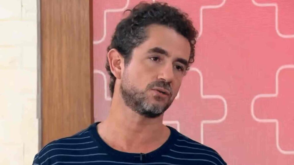 A **Record** está em fase final de planejamento para a cobertura da **Copa do Mundo**, que ocorrerá entre junho e julho, e está negociando a presença de **Felipe Andreoli** como um dos principais nomes enviados aos **Estados Unidos**. A emissora busca viabilizar comercialmente a participação do jornalista durante todo o período do torneio. Segundo a publicação do site O Antagonista, a escolha de Andreoli se deve à sua experiência e carisma, características que a Record considera essenciais para atrair a audiência durante a cobertura de um evento de tamanha magnitude. A estratégia da Record envolve não apenas a presença de Andreoli, mas também um planejamento abrangente para garantir uma cobertura completa e envolvente da Copa do Mundo. Segundo o site, a emissora está empenhada em oferecer uma programação que vá além das transmissões dos jogos, incluindo análises, entrevistas e reportagens especiais. A presença de Andreoli é vista como um diferencial, dado seu histórico em coberturas esportivas e sua habilidade em se conectar com o público. A Record está em busca de patrocinadores que possam apoiar financeiramente a participação do jornalista, garantindo assim que ele esteja presente em todos os momentos importantes do torneio. Além disso, a Record está investindo em tecnologia e infraestrutura para assegurar que a cobertura da Copa do Mundo seja de alta qualidade. De acordo com a publicação, a emissora pretende utilizar recursos avançados de transmissão e produção para oferecer uma experiência imersiva aos telespectadores. A presença de Felipe Andreoli é parte de um esforço maior para consolidar a Record como uma referência em cobertura esportiva, especialmente em eventos de grande porte como a Copa do Mundo. A expectativa é que, com uma equipe bem preparada e recursos adequados, a emissora consiga atrair uma audiência significativa e se destacar no cenário televisivo durante o evento.