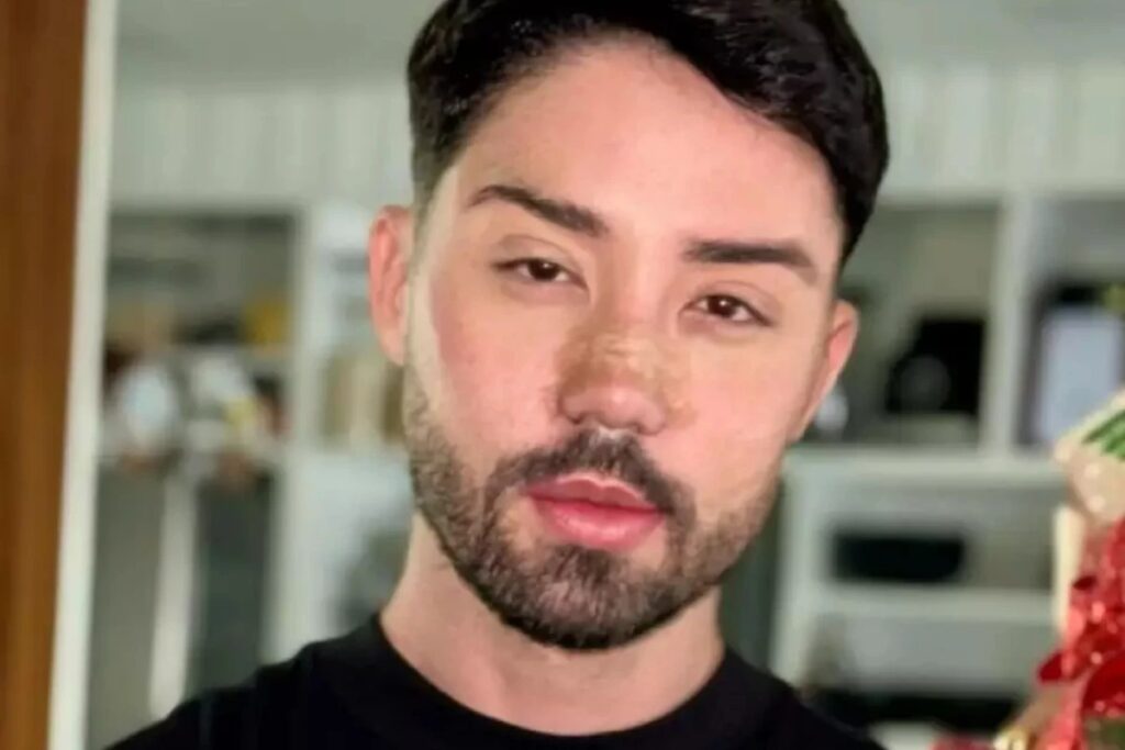 A **cirurgia de redução de altura** realizada por Rico Melquiades tem gerado preocupações no meio médico devido aos riscos associados ao procedimento. Segundo a publicação, essa intervenção cirúrgica pode resultar em complicações significativas, incluindo a possibilidade de o paciente ficar **meses sem andar**. A recuperação é descrita como longa e exige um processo de **reabilitação intensiva**, o que levanta questões sobre a segurança e a viabilidade desse tipo de cirurgia para fins estéticos ou pessoais. O procedimento de redução de altura envolve a modificação dos ossos das pernas, o que é uma operação complexa e invasiva. De acordo com especialistas, como mencionado no site, essa cirurgia não é comum e é geralmente considerada apenas em casos extremos de discrepância de altura que afetam a saúde do paciente. A decisão de Rico Melquiades de se submeter a essa cirurgia para fins não médicos trouxe à tona um debate sobre os limites das intervenções cirúrgicas estéticas e os riscos que os pacientes estão dispostos a correr. Os médicos alertam que, além do longo período de recuperação, há riscos de infecções, problemas de cicatrização e até mesmo complicações permanentes. A recuperação pós-cirúrgica é um dos aspectos mais críticos desse procedimento. Segundo a fonte, após a cirurgia, o paciente pode precisar de assistência para realizar atividades diárias básicas e pode enfrentar desafios emocionais e físicos durante o processo de reabilitação. A fisioterapia intensiva é essencial para ajudar na recuperação da mobilidade e na adaptação às mudanças corporais. Este caso específico de Rico Melquiades serve como um alerta para aqueles que consideram procedimentos cirúrgicos invasivos por razões estéticas, destacando a importância de uma avaliação médica cuidadosa e do entendimento completo dos riscos envolvidos.