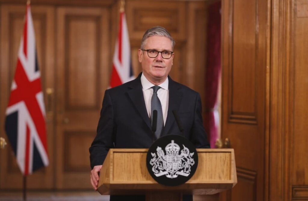 O **Reino Unido** autorizou os **Estados Unidos** a utilizarem bases militares britânicas em operações contra o **Irã**, especificamente para atacar instalações de mísseis que ameaçam navios no **Estreito de Ormuz**. Esta decisão foi tomada em uma reunião de ministros britânicos realizada na sexta-feira, 20, conforme comunicado divulgado pela **Downing Street**. O estreito é uma rota marítima estratégica vital para o comércio global de petróleo, e seu fechamento ou interrupção pode ter consequências econômicas significativas. Segundo a publicação, o acordo entre os dois países reflete a preocupação com a segurança na região e a necessidade de proteger a liberdade de navegação. O contexto geopolítico no **Estreito de Ormuz** é complexo, com o Irã frequentemente sendo acusado de ameaçar a segurança marítima na área. De acordo com o site, a decisão do Reino Unido de permitir que os EUA usem suas bases militares é uma resposta direta às crescentes tensões e ao potencial de conflito na região. As bases britânicas oferecem uma localização estratégica para operações militares, permitindo uma resposta rápida e eficaz a qualquer ameaça iraniana. Além disso, a colaboração entre o Reino Unido e os EUA destaca a aliança histórica entre os dois países e seu compromisso conjunto com a segurança internacional. A autorização para o uso das bases britânicas também levanta questões sobre a soberania e as implicações políticas de tal decisão. Segundo a publicação, enquanto alguns veem a medida como necessária para garantir a segurança no **Estreito de Ormuz**, outros expressam preocupações sobre o envolvimento do Reino Unido em potenciais conflitos militares. A decisão pode influenciar as relações diplomáticas com outros países da região e afetar a percepção global do papel do Reino Unido no cenário internacional. Em última análise, a situação no estreito continua a ser uma questão delicada, exigindo uma abordagem equilibrada para evitar uma escalada de tensões.