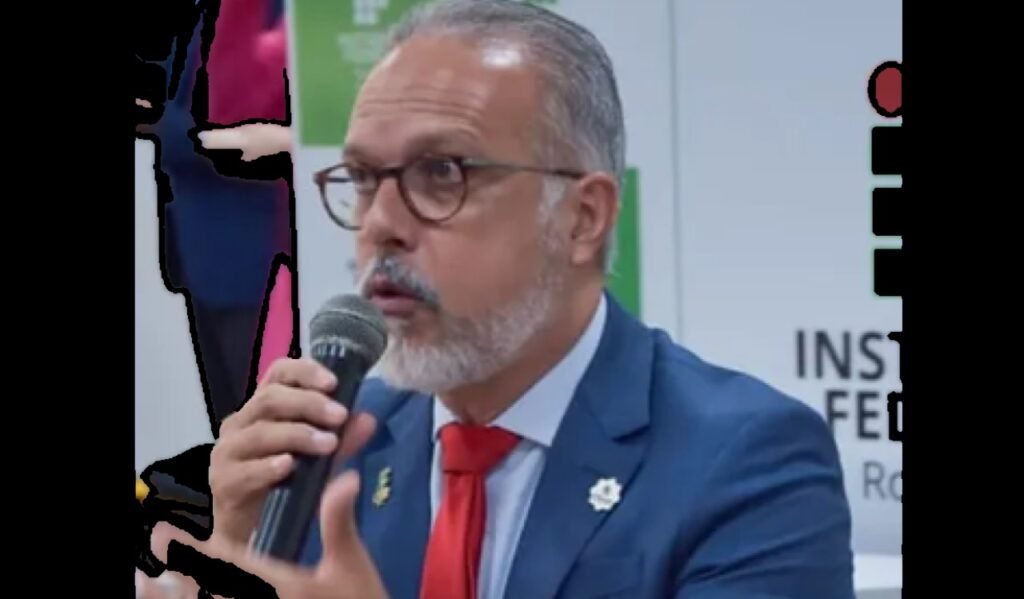 Por que o reitor do IFRN foi vaiado durante a cerimônia de formatura? O reitor José Arnóbio de Araújo Filho foi vaiado ao mencionar o presidente Lula em seu discurso. A reação ocorreu durante a formatura no campus da Zona Norte de Natal. Qual foi a reação do público ao discurso do reitor? Além das vaias, algumas pessoas presentes na cerimônia decidiram deixar o local, demonstrando descontentamento com a menção ao presidente. O que aconteceu após as vaias durante a cerimônia? Momentos depois das vaias, o local da cerimônia ficou sem iluminação. Acredita-se que a luz tenha sido desligada propositalmente. Por que a menção a Lula gerou tal reação na cerimônia? A menção a Lula pode ter gerado reações devido a divisões políticas no Brasil, onde o nome do presidente suscita opiniões polarizadas. Como o reitor reagiu às vaias durante seu discurso? Não há informações detalhadas sobre a reação imediata do reitor, mas o evento continuou mesmo após as vaias e a saída de algumas pessoas. Qual é a importância do IFRN na educação do Rio Grande do Norte? O IFRN é uma instituição de destaque na educação técnica e superior, contribuindo significativamente para o desenvolvimento educacional e profissional da região. Como eventos como esse impactam a imagem do IFRN? Tais eventos podem afetar a imagem institucional, gerando debates sobre a neutralidade política em ambientes educacionais. Qual é o papel do reitor em cerimônias de formatura? O reitor geralmente discursa para parabenizar os formandos, destacar conquistas e inspirar futuros profissionais. A menção a figuras políticas é comum em discursos de formatura? Embora não seja incomum, a menção a figuras políticas pode ser sensível, dependendo do contexto e do público presente. Quais são as possíveis consequências desse incidente para o reitor? O incidente pode levar a debates internos sobre a postura do reitor e a necessidade de manter a neutralidade em eventos institucionais. Como a comunidade acadêmica pode reagir a esse tipo de situação? A comunidade pode discutir a importância de discursos neutros e o impacto de opiniões políticas em ambientes educacionais. O que pode ser feito para evitar situações semelhantes no futuro? Planejar discursos com foco em temas educacionais e evitar menções políticas pode ajudar a prevenir reações adversas. Qual é a relevância de manter a neutralidade política em instituições de ensino? A neutralidade política é crucial para garantir um ambiente inclusivo e respeitoso, onde todos se sintam representados. Como a polarização política afeta eventos acadêmicos? A polarização pode transformar eventos acadêmicos em palcos de manifestações, desviando o foco do objetivo principal. O que esse incidente revela sobre a atual situação política no Brasil? Revela a intensa polarização e como ela pode influenciar até mesmo eventos educacionais, refletindo divisões sociais mais amplas. Como a mídia cobre eventos como esse? A mídia tende a destacar a controvérsia, aumentando a visibilidade do incidente e gerando discussões públicas. Quais são os desafios enfrentados por líderes educacionais em tempos de polarização? Líderes devem equilibrar suas opiniões pessoais com a necessidade de manter um ambiente educacional neutro e inclusivo. Como a sociedade pode contribuir para um ambiente acadêmico mais harmonioso? Promovendo o diálogo respeitoso e a compreensão mútua, evitando trazer divisões políticas para o ambiente educacional. Qual é o impacto de eventos como esse na percepção pública sobre educação? Podem gerar desconfiança sobre a imparcialidade das instituições, afetando a percepção pública sobre a qualidade educacional.