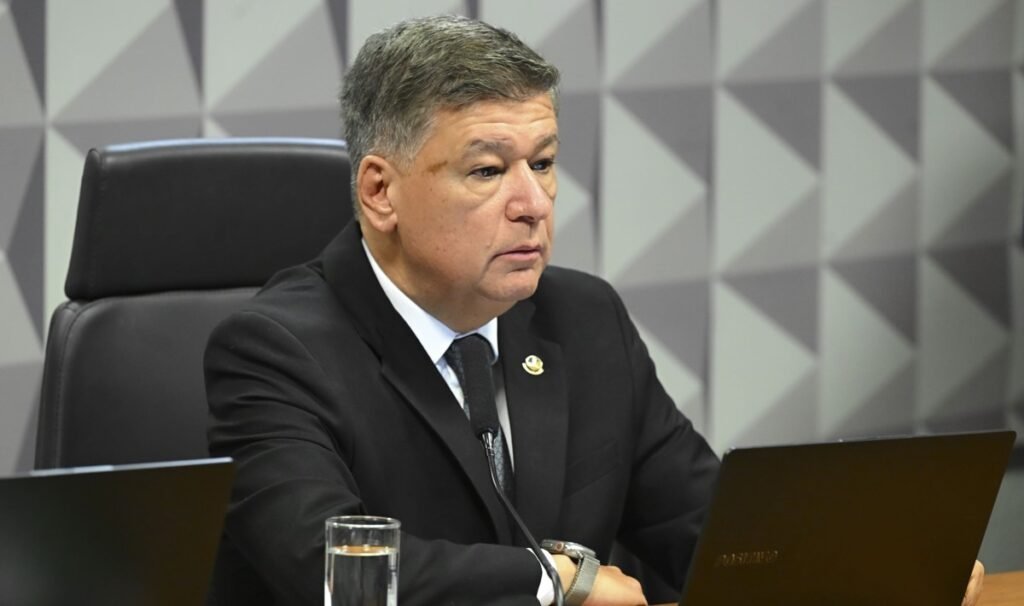 O **relatório da CPMI do INSS** está programado para ser lido e possivelmente votado nesta sexta-feira. Após uma decisão do **Supremo Tribunal Federal (STF)** que foi contrária à prorrogação da **Comissão Parlamentar Mista de Inquérito (CPMI)** do INSS, o colegiado retomou suas atividades na quinta-feira, dia 26. Durante essa reunião, foram definidos os próximos passos até o encerramento dos trabalhos. Ficou estabelecido que a leitura do relatório final ocorrerá nesta sexta-feira, às 9h, com a possibilidade de votação no mesmo dia. No entanto, se algum integrante solicitar vista, um mecanismo que permite mais tempo para análise, a deliberação poderá ser adiada para sábado, dia 28, que é a data limite para o funcionamento da comissão. O presidente da CPMI, o senador **Carlos Viana** (Podemos-MG), expressou sua expectativa de concluir tudo já na sexta-feira. Ele afirmou: "Espero que amanhã a gente consiga ler todo o relatório e que possamos votar amanhã mesmo." O relator, deputado **Alfredo Gaspar** (União-AL), informou que o documento final tem cerca de 5 mil páginas e inclui pedidos de indiciamento de 228 pessoas. Além disso, parlamentares da base governista indicaram a possibilidade de apresentar um texto alternativo. O deputado **Paulo Pimenta** (PT-RS) confirmou que pretende protocolar um relatório paralelo. A decisão do STF, que foi tomada por 8 votos a 2, reverteu a decisão individual do ministro **André Mendonça**, que havia autorizado a continuidade da CPMI. A liminar havia sido concedida dias antes, com prazo para que o Congresso viabilizasse a prorrogação. A ação que motivou a decisão inicial de André Mendonça foi apresentada por Carlos Viana, Alfredo Gaspar e pelo deputado **Marcel Van Hattem** (Novo-RS). Eles alegavam omissão da Mesa Diretora do Congresso em relação ao pedido de prorrogação da comissão. Com base na liminar, o próprio Viana chegou a anunciar a extensão dos trabalhos ainda na quinta-feira. No entanto, com a decisão final do STF, a CPMI deverá encerrar suas atividades até sábado, dia 28. O último a votar no STF foi o ministro **Edson Fachin**, que selou a derrubada da prorrogação da CPMI. Outros ministros, como **Gilmar Mendes** e **Dias Toffoli**, também votaram contra a prorrogação. Gilmar Mendes apontou abusos da CPMI e votou por derrubar a prorrogação, enquanto Toffoli citou a separação de Poderes em sua justificativa para não prorrogar a comissão. A leitura e possível votação do relatório final da CPMI do INSS são momentos cruciais para o desfecho dos trabalhos da comissão. Com um documento extenso e pedidos de indiciamento de várias pessoas, o relatório pode ter implicações significativas. A expectativa é que, mesmo com a possibilidade de adiamento, as deliberações sejam concluídas dentro do prazo estabelecido.