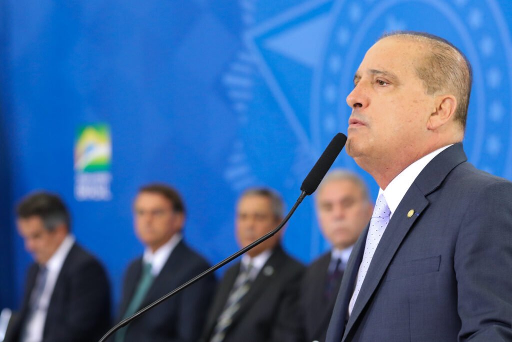 **Relatório Paralelo da CPMI do INSS Pede 170 Indiciamentos: Entenda os Detalhes** O recente **relatório paralelo da CPMI do INSS**, elaborado pela base do governo Lula, trouxe à tona uma série de revelações preocupantes sobre fraudes no sistema de aposentadorias e pensões no Brasil. Mas o que exatamente esse relatório revela e quais são as suas implicações? **O que é a CPMI do INSS?** A **Comissão Parlamentar Mista de Inquérito (CPMI) do INSS** foi criada para investigar irregularidades no Instituto Nacional do Seguro Social (INSS). A comissão tem como objetivo principal identificar e combater fraudes que afetam aposentados e pensionistas, garantindo que os recursos sejam utilizados de forma justa e eficiente. **Qual é o foco do relatório paralelo?** Segundo a publicação de O Antagonista, o **relatório alternativo** elaborado pela base do governo aponta para a existência de uma “**engenharia criminosa complexa**”. Essa estrutura teria operado por anos, tanto dentro quanto fora do Estado, com o objetivo de fraudar o sistema de aposentadorias e pensões. O documento destaca a necessidade de indiciar 170 pessoas por crimes como **corrupção**, **lavagem de dinheiro** e **organização criminosa**. **Quais são as principais acusações?** O relatório detalha uma série de práticas ilícitas que teriam sido utilizadas para desviar recursos do INSS. Entre as acusações, estão a manipulação de documentos, a concessão indevida de benefícios e o envolvimento de servidores públicos em esquemas de corrupção. Essas ações teriam gerado prejuízos significativos aos cofres públicos e prejudicado milhares de beneficiários legítimos. **Quem são os envolvidos?** Embora o relatório não divulgue nomes específicos, ele recomenda o indiciamento de 170 pessoas. Essas pessoas estariam ligadas a diferentes níveis do esquema, desde operadores diretos até figuras de liderança que coordenavam as atividades criminosas. A identificação e responsabilização desses indivíduos são vistas como passos cruciais para desmantelar a rede de fraudes. **Quais são as consequências para o INSS?** As revelações do relatório têm potencial para impactar significativamente o funcionamento do INSS. Além de medidas legais contra os envolvidos, espera-se que o governo implemente reformas para fortalecer a segurança e a transparência do sistema. Isso inclui a adoção de tecnologias avançadas para monitoramento e a revisão de processos internos para prevenir futuras fraudes. **Como o governo está respondendo?** A base do governo Lula, responsável pelo relatório paralelo, está empenhada em garantir que as recomendações sejam seguidas. Isso inclui não apenas o indiciamento dos envolvidos, mas também a implementação de políticas que reforcem a integridade do sistema previdenciário. A resposta do governo é vista como um teste de sua capacidade de lidar com corrupção e proteger os direitos dos cidadãos. **Qual é o próximo passo?** Com a divulgação do relatório, espera-se que as autoridades competentes iniciem investigações detalhadas para confirmar as acusações e proceder com os indiciamentos. Além disso, o governo deve trabalhar em conjunto com o Congresso para aprovar reformas necessárias e garantir que o INSS opere de maneira justa e eficiente. Em resumo, o **relatório paralelo da CPMI do INSS** destaca uma série de desafios enfrentados pelo sistema previdenciário brasileiro. Ao recomendar o indiciamento de 170 pessoas, o documento sublinha a necessidade urgente de reformas e ações legais para proteger os direitos dos aposentados e pensionistas. Segundo a publicação de O Antagonista, essas medidas são essenciais para restaurar a confiança no sistema e garantir que ele funcione de forma justa para todos.