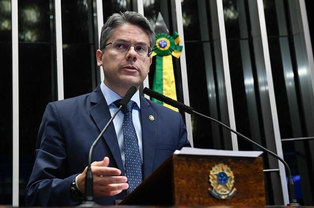 O **relator da CPI do Crime**, Alessandro Vieira, expressou críticas contundentes ao ministro do Supremo Tribunal Federal, **Gilmar Mendes**, em relação a decisões que, segundo ele, criam um "muro de proteção" em torno de figuras importantes, como o ministro **Dias Toffoli**. A crítica de Vieira surge após Mendes ter anulado a quebra dos sigilos de um fundo financeiro ligado a um resort associado a Toffoli. Essa decisão gerou debates acalorados sobre a transparência e a imparcialidade das investigações em curso, conforme relatado pela publicação. Segundo a publicação, a decisão de Gilmar Mendes de anular a quebra de sigilos foi vista por Vieira como uma tentativa de blindar Toffoli de investigações mais profundas. Para o relator, essa ação compromete a eficácia da **CPI do Crime**, que busca investigar e esclarecer possíveis irregularidades e crimes financeiros. Vieira argumenta que a proteção de figuras de alto escalão pode minar a confiança pública nas instituições e no sistema judicial, levantando questões sobre a equidade e a justiça no tratamento de casos que envolvem autoridades. O debate em torno dessa decisão judicial destaca a tensão entre os poderes e a importância da transparência nas investigações. A crítica de Vieira reflete uma preocupação mais ampla sobre a necessidade de garantir que todos, independentemente de sua posição, sejam sujeitos ao mesmo escrutínio legal. Segundo o site, a anulação da quebra de sigilos por Gilmar Mendes é vista como um obstáculo significativo para a CPI, que busca cumprir seu papel de investigar e trazer à luz possíveis irregularidades, reforçando a importância de um sistema judiciário que opere sem influências externas e proteções indevidas.