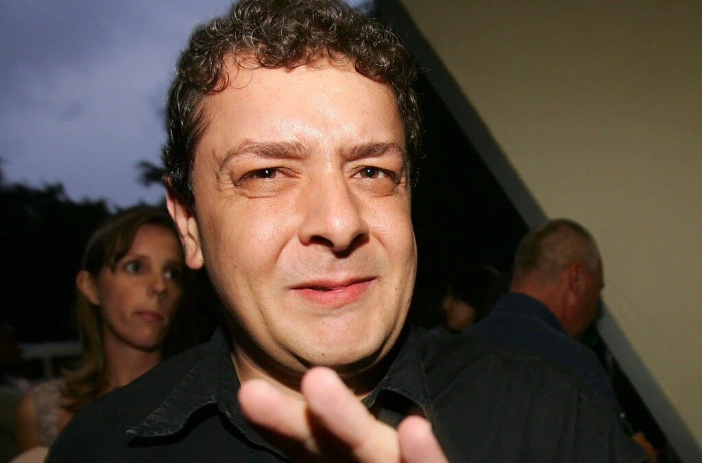 Por que o relator da CPMI do INSS pediu a prisão preventiva de Lulinha? O relator Alfredo Gaspar pediu a prisão preventiva de Lulinha por suspeita de tráfico de influência, lavagem de dinheiro, organização criminosa e corrupção passiva. Quais são as acusações contra Lulinha? Lulinha é acusado de tráfico de influência, lavagem de dinheiro, ocultação de bens, organização criminosa e corrupção passiva. Quem mais foi indiciado no relatório da CPMI do INSS? O relatório inclui o indiciamento de Daniel Vorcaro, Weverton Rocha, Euclydes Pettersen e mais 212 pessoas. Qual o papel de Weverton Rocha no esquema? Weverton Rocha é acusado de ser uma liderança política estratégica, facilitando interesses do grupo na administração pública. Quais crimes são atribuídos a Weverton Rocha? Ele é indiciado por advocacia administrativa, organização criminosa, lavagem de dinheiro e corrupção passiva. Qual a acusação contra Euclydes Pettersen? Pettersen é acusado de ser essencial no esquema de fraudes da Conafer e de receber propinas. Quais crimes são atribuídos a Euclydes Pettersen? Ele é indiciado por organização criminosa, lavagem de dinheiro, corrupção passiva e peculato. Quem é o Careca do INSS e qual seu papel? Antônio Carlos Camilo Antunes, o Careca do INSS, é apontado como operador financeiro do esquema de descontos ilegais em aposentadorias. Quais crimes são atribuídos ao Careca do INSS? Ele é indiciado por organização criminosa, lavagem de dinheiro, corrupção passiva, inserção de dados falsos, fraude eletrônica e furto eletrônico. Quem é Maurício Camisotti e qual sua acusação? Maurício Camisotti é acusado de liderar uma estrutura de arrecadação ilícita contra o INSS, operada pelo Grupo Total Health. Quais crimes são atribuídos a Maurício Camisotti? Ele é indiciado por organização criminosa, lavagem de dinheiro, corrupção ativa, falsidade ideológica, inserção de dados falsos, fraude eletrônica e furto eletrônico. Qual a importância do relatório final da CPMI do INSS? O relatório final é crucial para responsabilizar os envolvidos e propor medidas para evitar fraudes no INSS. Como o STF influenciou o andamento da CPMI do INSS? O STF barrou a prorrogação dos trabalhos da CPMI, forçando a leitura do relatório final antes do prazo de encerramento. Qual a data de encerramento da CPMI do INSS? A CPMI do INSS tem seu prazo de encerramento no sábado, 28 de outubro. Quais são as consequências esperadas do relatório da CPMI do INSS? Espera-se que o relatório leve a ações judiciais contra os indiciados e a reformas no sistema previdenciário para prevenir fraudes futuras.