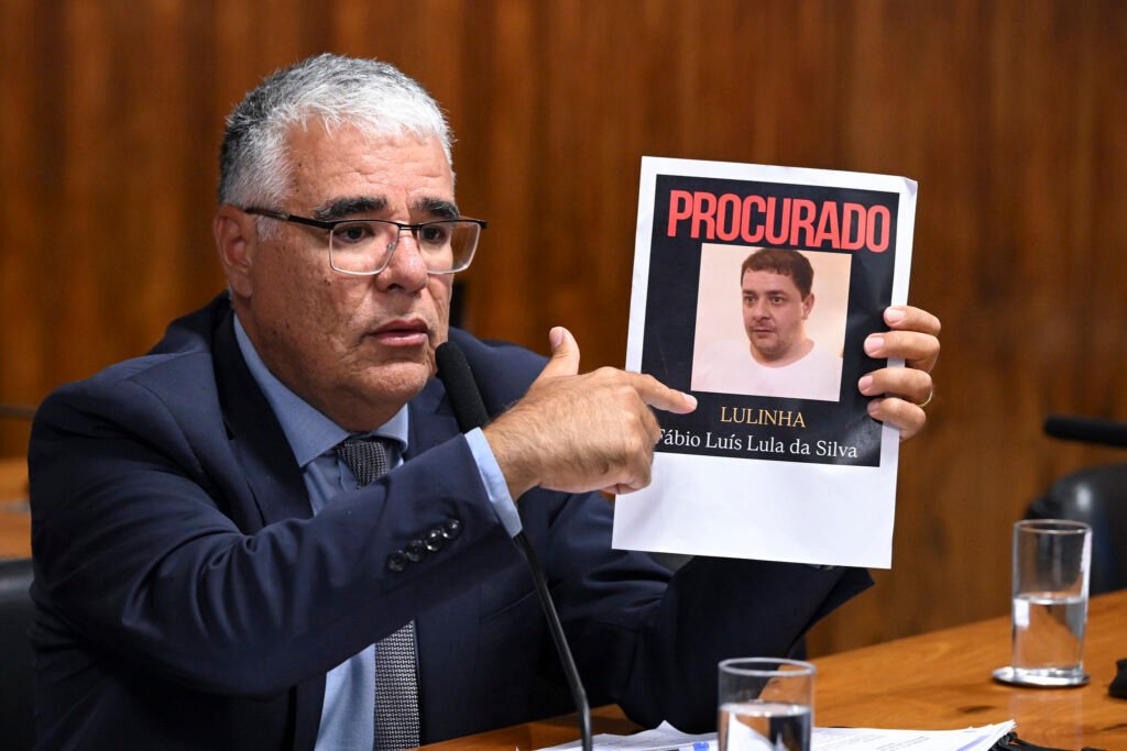 Quem é o relator da CPMI do INSS e qual sua recomendação? O deputado Alfredo Gaspar (PL-AL) é o relator da CPMI do INSS. Ele recomendou o indiciamento e a prisão preventiva de Fábio Luís Lula da Silva, o Lulinha, por envolvimento em um esquema de desvios de aposentadorias e pensões. Por que Lulinha foi indiciado pela CPMI do INSS? Lulinha foi indiciado por integrar uma organização criminosa que desviava recursos do INSS. Ele teria se beneficiado de vantagens indevidas, como viagens custeadas por Roberta Luchsinger, financiadas por Antônio Carlos Camilo Antunes, o "Careca do INSS". Qual a justificativa para o pedido de prisão preventiva de Lulinha? O relator argumenta que a saída de Lulinha do país durante as investigações indica uma possível tentativa de fuga, comprometendo a aplicação da lei penal. Ele deixou o Brasil rumo à Espanha, o que poderia frustrar o ordenamento jurídico. O que a Polícia Federal apurou sobre Lulinha? A Polícia Federal identificou que Lulinha recebeu vantagens indevidas e valores pecuniários. Ele teria participado ativamente da organização criminosa investigada, sendo beneficiário direto dos recursos desviados do INSS. Quem são os outros envolvidos no esquema de desvios do INSS? Além de Lulinha, Roberta Luchsinger e Antônio Carlos Camilo Antunes, o "Careca do INSS", são apontados como envolvidos. Antunes é considerado o líder da organização criminosa responsável pelos desvios. Qual foi o papel de Roberta Luchsinger no esquema? Roberta Luchsinger teria custeado viagens de Lulinha com recursos desviados do INSS. Esses recursos eram repassados por Antônio Carlos Camilo Antunes, indicando sua participação ativa no esquema criminoso. Como a saída de Lulinha do país impacta as investigações? A saída de Lulinha para a Espanha durante as investigações levanta suspeitas de evasão do distrito da culpa. Isso pode comprometer a aplicação da lei penal e frustrar o andamento do processo judicial. Qual a importância do relatório final da CPMI do INSS? O relatório final da CPMI do INSS é crucial para formalizar as acusações e recomendações de indiciamento. Ele reúne evidências e fundamenta pedidos como a prisão preventiva de envolvidos, como Lulinha. Quem é Wilson Lima e qual sua relação com o caso? Wilson Lima é um jornalista experiente que acompanha o poder em Brasília desde 2012. Embora não esteja diretamente relacionado ao caso, sua expertise em coberturas políticas oferece contexto e credibilidade às informações divulgadas. Qual o próximo passo após o pedido de prisão preventiva de Lulinha? O próximo passo é a representação às autoridades judiciárias competentes para decretar a prisão preventiva de Lulinha. Isso dependerá da análise das evidências e da decisão judicial sobre o caso.