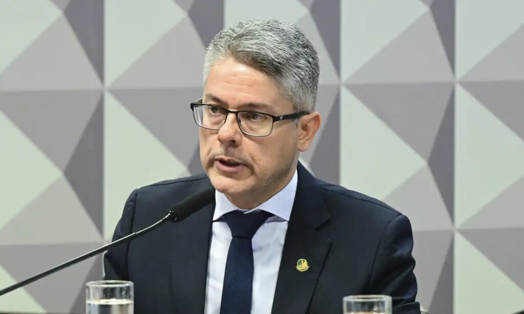 O senador **Alessandro Vieira** (MDB-SE), relator da **Comissão Parlamentar de Inquérito (CPI) do Crime Organizado**, expressou sua insatisfação com a decisão do ministro **Gilmar Mendes** do Supremo Tribunal Federal (STF). Mendes anulou a aprovação de um requerimento que determinava a quebra de sigilos de uma empresa associada ao **Tayayá Resort**. Segundo a publicação na Revista Oeste, Vieira afirmou que a decisão não foi uma surpresa, refletindo uma crítica à intervenção do STF em investigações conduzidas pelo Legislativo. Essa decisão gerou um debate sobre a autonomia das CPIs e o papel do STF em revisar suas ações. A decisão de Gilmar Mendes, conforme relatado, envolve a anulação de um requerimento que visava investigar possíveis irregularidades financeiras. A empresa em questão, ligada ao Tayayá Resort, estava sob suspeita de envolvimento em atividades ilícitas, o que motivou a CPI a solicitar a quebra de sigilo. Segundo o site, a anulação por parte do STF levanta questões sobre a eficácia das CPIs em conduzir investigações independentes e a extensão do poder judicial em interferir nesses processos. O senador Vieira, ao criticar a decisão, destacou a importância de permitir que as CPIs realizem seu trabalho sem interferências que possam comprometer a busca por transparência e justiça. O impacto dessa decisão vai além do caso específico, pois toca em um ponto sensível da relação entre os poderes Legislativo e Judiciário no Brasil. Segundo a publicação, a crítica de Vieira reflete uma preocupação mais ampla sobre como decisões judiciais podem influenciar o andamento de investigações parlamentares. A anulação da quebra de sigilo pode ser vista como um precedente que afeta a capacidade das CPIs de investigar de forma eficaz, levantando um debate sobre a necessidade de equilíbrio entre a proteção de direitos individuais e a investigação de crimes organizados. A situação destaca a complexidade das interações entre os poderes e a importância de um diálogo contínuo para garantir que investigações essenciais não sejam prejudicadas por decisões judiciais.