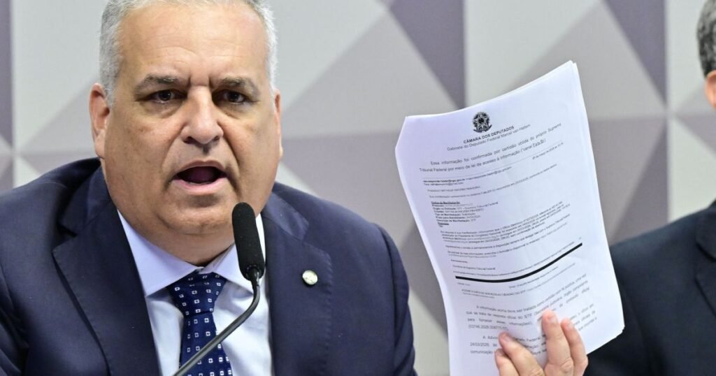 Quem é o "Careca do INSS" e qual sua relação com Lulinha? Antônio Camilo Antunes, conhecido como "Careca do INSS", é um empresário que supostamente fez pagamentos a Fábio Luís Lula da Silva, o Lulinha, filho do presidente da República. O que a CPMI do INSS está investigando? A CPMI do INSS investiga irregularidades no Instituto Nacional do Seguro Social, incluindo pagamentos suspeitos envolvendo figuras públicas. Qual o papel do deputado Alfredo Gaspar na CPMI? Alfredo Gaspar, deputado pelo PL-AL, é o relator da CPMI e apresentou um parecer detalhando os supostos pagamentos do "Careca do INSS" a Lulinha. Quais são as alegações contra Lulinha? As alegações envolvem supostos pagamentos recebidos por Lulinha de Antônio Camilo Antunes, levantando suspeitas de irregularidades financeiras. Por que esses pagamentos são considerados suspeitos? Os pagamentos são suspeitos devido à falta de clareza sobre a natureza dos serviços prestados ou a justificativa para tais transações financeiras. Qual a importância do parecer apresentado por Alfredo Gaspar? O parecer é crucial para a investigação, pois detalha as transações financeiras suspeitas e pode influenciar o andamento da CPMI. Como a CPMI pode impactar a imagem do presidente da República? Se comprovadas irregularidades, a CPMI pode afetar negativamente a imagem do presidente, associando sua família a práticas ilícitas. Quais são as possíveis consequências legais para Lulinha? Se as alegações forem comprovadas, Lulinha pode enfrentar investigações mais aprofundadas e possíveis ações judiciais. O que acontece se as alegações não forem comprovadas? Caso não se comprovem, Lulinha pode ser exonerado das acusações, mas o processo pode deixar marcas na sua reputação. Como a mídia está cobrindo o caso? A mídia está acompanhando de perto, destacando os desdobramentos e a importância política e social do caso. Qual o impacto desse caso na opinião pública? O caso pode polarizar a opinião pública, gerando debates sobre ética e transparência na política brasileira. O que a CPMI espera alcançar com essa investigação? A CPMI busca esclarecer os fatos, identificar irregularidades e responsabilizar os envolvidos em possíveis práticas ilícitas. Como a sociedade pode acompanhar o andamento da CPMI? A sociedade pode acompanhar por meio de atualizações na mídia e comunicados oficiais do colegiado. Quais são os próximos passos da CPMI? Os próximos passos incluem a análise detalhada das evidências, depoimentos e possíveis novas revelações sobre o caso. Como o caso pode influenciar futuras investigações sobre corrupção? Pode estabelecer precedentes para investigações mais rigorosas e transparentes em casos de corrupção no Brasil. O que podemos aprender com essa situação? A importância da transparência, ética e responsabilidade em cargos públicos e a necessidade de vigilância constante da sociedade.