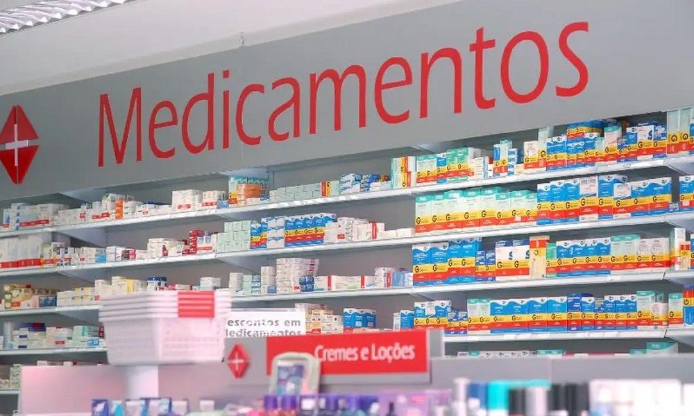 **Por que os remédios terão aumento de preço a partir desta terça-feira?** A partir desta terça-feira (31), diversos **medicamentos** poderão ter um aumento de preço de até 3,81%, conforme resolução publicada no Diário Oficial da União. Esse reajuste foi autorizado pela **Câmara de Regulação do Mercado de Medicamentos (CMED)**, que é o órgão responsável pela regulação dos preços dos remédios no Brasil. Segundo a publicação, o aumento máximo permitido é baseado em níveis específicos dos medicamentos. **Quais categorias de medicamentos não serão afetadas pelo reajuste?** Nem todos os medicamentos estarão sujeitos a esse aumento. **Fitoterápicos**, **homeopáticos** e determinados medicamentos isentos de prescrição, que possuem alta concorrência no mercado, não se encaixam nos critérios de reajuste. Essas categorias seguem regras específicas dentro do sistema de regulação de preços, conforme destacado pela publicação. **Qual é o papel da Anvisa nesse processo de reajuste?** A **Agência Nacional de Vigilância Sanitária (Anvisa)** desempenha um papel crucial nesse processo. Em nota, a Anvisa destacou que o reajuste médio permitido por lei será de até 2,47%, o que representa o menor índice dos últimos 20 anos e está abaixo da inflação acumulada dos últimos 12 meses, que foi de 3,81%. A Anvisa enfatiza que os aumentos não são automáticos, permitindo que fabricantes e farmácias apliquem reajustes inferiores ou até mantenham os preços atuais, dependendo das condições do setor e do nível de concorrência. **Por que o reajuste médio é menor que a inflação acumulada?** A redução consecutiva do índice desde 2023 é atribuída à política de combate à inflação, que reforça a importância da regulação para proteger o consumidor de preços abusivos. Nos anos anteriores, o aumento percentual foi expressivo, ultrapassando 10%. A regulação econômica dos medicamentos no Brasil visa garantir a proteção do consumidor e, ao mesmo tempo, assegurar a sustentabilidade do setor para a continuidade do fornecimento de medicamentos no país. **Como é calculado o reajuste dos preços de medicamentos?** O reajuste dos preços de medicamentos é realizado uma vez ao ano e segue uma fórmula regulatória. Essa fórmula parte da inflação medida pelo **Índice Nacional de Preços ao Consumidor Amplo (IPCA)** e desconta o ganho de produtividade da indústria. A CMED, composta por diversos ministérios e pela Casa Civil, estabelece critérios para a fixação e o reajuste dos preços, com o objetivo de estimular a concorrência e garantir o acesso da população aos produtos. **Qual é a composição da Câmara de Regulação do Mercado de Medicamentos?** A **CMED** é composta pelo **Ministério da Saúde**, **Casa Civil**, **Ministérios da Justiça e Segurança Pública**, **Fazenda** e **Desenvolvimento, Indústria, Comércio e Serviços**. A Anvisa atua como secretaria executiva, fornecendo suporte técnico às decisões. **Qual é a importância da regulação econômica dos medicamentos no Brasil?** A regulação econômica dos medicamentos é essencial para garantir que os preços sejam justos e acessíveis à população, ao mesmo tempo em que assegura a viabilidade econômica do setor farmacêutico. Essa regulação busca equilibrar a proteção do consumidor com a necessidade de manter a sustentabilidade do fornecimento de medicamentos no país.