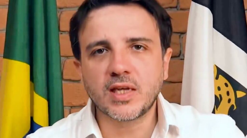 O pré-candidato do Missão, **Renan Santos**, gerou polêmica ao criticar o senador **Flávio Bolsonaro** em suas redes sociais. Em um vídeo compartilhado em seu perfil no X, Renan Santos chamou o senador de "retardado" devido às suas dancinhas. Segundo a publicação, essa declaração ocorreu em um contexto de crescente tensão política, onde figuras públicas frequentemente utilizam plataformas digitais para expressar suas opiniões e críticas. A escolha de palavras de Renan Santos reflete um tom de confronto direto, característico de sua estratégia de comunicação, que visa atrair atenção e engajamento nas redes sociais. O vídeo compartilhado por Renan Santos rapidamente ganhou repercussão, destacando-se no cenário político atual. Segundo o site Poder360, a crítica de Santos se concentra nas dancinhas realizadas por Flávio Bolsonaro, que têm sido vistas por alguns como uma tentativa de suavizar sua imagem pública. No entanto, para Renan Santos, essas ações são vistas como inadequadas e desrespeitosas, especialmente em um momento em que o país enfrenta desafios significativos. A reação de Santos pode ser interpretada como parte de sua estratégia para se posicionar como uma alternativa séria e comprometida no cenário político, contrastando com o comportamento de outros políticos. O uso de redes sociais por políticos para criticar adversários não é novidade, mas a forma como Renan Santos escolheu expressar sua opinião destaca a crescente importância dessas plataformas na política moderna. Segundo a publicação, a crítica de Santos não apenas visa Flávio Bolsonaro, mas também busca mobilizar seus apoiadores e atrair novos eleitores que compartilham de sua visão crítica. Essa abordagem direta e muitas vezes controversa tem se mostrado eficaz para muitos políticos que buscam se destacar em um ambiente político cada vez mais competitivo e saturado de informações.