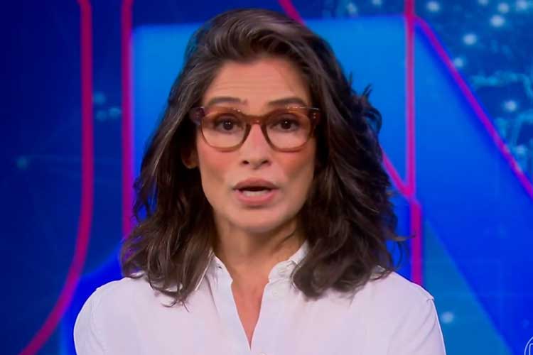 **Renata Vasconcellos** entrou ao vivo na **Globo** para trazer uma notícia de última hora sobre **Jair Bolsonaro**. Segundo a publicação, a jornalista apresentou novas informações relacionadas ao ex-presidente, destacando a relevância do tema no cenário político atual. A intervenção ao vivo de Renata Vasconcellos sublinha a importância e a urgência das atualizações sobre Bolsonaro, que continua a ser uma figura central no debate público brasileiro. De acordo com o site, a cobertura ao vivo feita por Renata Vasconcellos reflete o compromisso da Globo em manter o público informado sobre os desdobramentos envolvendo figuras políticas de destaque. A emissora tem se empenhado em fornecer informações precisas e atualizadas, especialmente em momentos críticos. A notícia sobre Jair Bolsonaro, apresentada por Vasconcellos, é um exemplo de como a mídia televisiva desempenha um papel crucial na disseminação de informações relevantes para a sociedade. Além disso, a presença de Renata Vasconcellos, uma das principais jornalistas da Globo, reforça a credibilidade e a seriedade com que a emissora trata assuntos de interesse nacional. Segundo a publicação, a atualização sobre Bolsonaro é parte de uma cobertura mais ampla que busca esclarecer os impactos de suas ações e declarações no cenário político e social do Brasil. A abordagem ao vivo permite que os telespectadores tenham acesso imediato às informações, destacando a importância do jornalismo em tempo real na era digital.