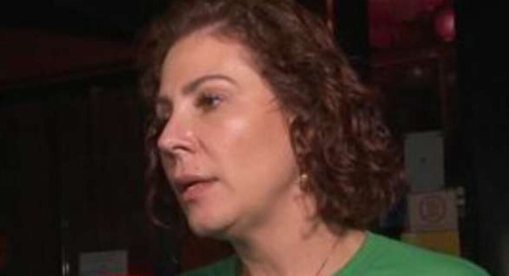 A **Justiça da Itália** autorizou a extradição da ex-deputada **Carla Zambelli** (PL-SP) para o Brasil, mas ainda existe uma possibilidade de reverter essa decisão. A esperança de Zambelli está agora nas mãos do Ministro da Justiça da Itália, **Carlo Nordio**. Embora o Judiciário italiano tenha dado sinal verde para o retorno da brasileira, a legislação do país permite que o Ministério da Justiça intervenha, negando o pedido de extradição por motivos de conveniência política ou razões humanitárias. Isso coloca Nordio como a figura central na decisão final sobre o destino de Zambelli. Mas o que exatamente pode influenciar a decisão do Ministro Carlo Nordio? Segundo a publicação, Nordio já utilizou seu poder de veto em casos anteriores, como no caso de um homem acusado de crimes financeiros no Brasil. Naquela ocasião, ele argumentou que a polarização política no Brasil e as condições precárias do sistema carcerário poderiam comprometer a segurança e a imparcialidade do processo contra o acusado. Essa decisão abre um precedente que Zambelli pretende usar a seu favor. Zambelli alega ser vítima de **"lawfare"** e perseguição política por parte do Supremo Tribunal Federal (STF) do Brasil. Mas o que é "lawfare"? O termo refere-se ao uso do sistema legal e de instituições jurídicas para fins de perseguição política, em vez de buscar justiça. Zambelli argumenta que as acusações contra ela são motivadas politicamente e que sua segurança e um julgamento justo não seriam garantidos se ela fosse extraditada para o Brasil. Quais são as chances de sucesso de Zambelli ao usar essa estratégia? A decisão de Nordio de barrar a extradição anterior sugere que ele está aberto a considerar o contexto político e as condições de direitos humanos ao tomar sua decisão. No entanto, cada caso é único, e a decisão dependerá de como Nordio avaliará as circunstâncias específicas de Zambelli. Por que a extradição de Zambelli é um tema tão controverso? A situação de Zambelli é emblemática de tensões políticas mais amplas no Brasil, onde figuras públicas frequentemente acusam o sistema judicial de parcialidade. A extradição de uma figura política proeminente como Zambelli poderia ser vista como um reflexo das divisões políticas internas do Brasil, o que torna a decisão ainda mais complexa para as autoridades italianas. O que Zambelli pode fazer enquanto aguarda a decisão? Enquanto aguarda a decisão do Ministro da Justiça, Zambelli e sua equipe jurídica provavelmente continuarão a reunir evidências e argumentos que sustentem sua alegação de perseguição política. Além disso, ela pode buscar apoio de aliados políticos e da opinião pública para fortalecer sua posição. Em resumo, a situação de Carla Zambelli na Itália é um exemplo de como questões legais e políticas podem se entrelaçar em casos de extradição. A decisão final está nas mãos do Ministro Carlo Nordio, que terá que considerar uma série de fatores complexos antes de decidir se Zambelli será ou não enviada de volta ao Brasil.