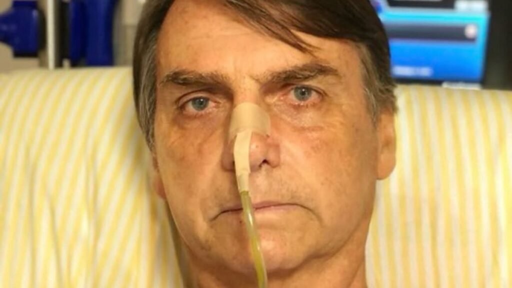 A **Procuradoria-Geral da República (PGR)** apresentou um pedido para que o ex-presidente **Jair Bolsonaro** seja transferido da **Papudinha** para **prisão domiciliar**. Segundo a publicação, a justificativa central para essa solicitação é o estado de saúde de Bolsonaro, que, conforme argumenta a PGR, requer **vigilância contínua**. Essa movimentação representa uma reviravolta significativa no cenário jurídico envolvendo o ex-presidente, destacando a importância de garantir condições adequadas para o seu tratamento médico. De acordo com o site ND Mais, a PGR enfatiza que a transferência para a prisão domiciliar não apenas atenderia às necessidades médicas de Bolsonaro, mas também facilitaria o monitoramento de sua saúde de forma mais eficaz. A Papudinha, conhecida por suas limitações em termos de infraestrutura médica, não seria capaz de oferecer o suporte necessário para o tratamento contínuo que o ex-presidente necessita. Assim, a prisão domiciliar surge como uma alternativa viável para assegurar que Bolsonaro receba os cuidados adequados sem comprometer sua integridade física. Além disso, a decisão da PGR de defender a prisão domiciliar para Bolsonaro reflete uma preocupação com a humanização do sistema penal, especialmente em casos onde a saúde do detento está em risco. Segundo o site, essa abordagem visa equilibrar a aplicação da justiça com o respeito aos direitos humanos, garantindo que o ex-presidente tenha acesso a um ambiente mais propício para sua recuperação. A discussão em torno dessa reviravolta jurídica continua a gerar debates sobre as condições carcerárias no Brasil e a necessidade de adaptações para atender casos específicos como o de Bolsonaro.