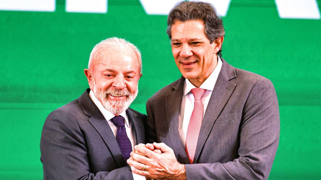 O **rombo fiscal** é uma questão central nas discussões sobre a gestão econômica dos governos, e os dados recentes trazem à tona a realidade das contas públicas durante o terceiro mandato do presidente **Lula** (PT) e o governo de **Bolsonaro**. Segundo a publicação da Gazeta do Povo, as contas públicas enfrentaram desafios significativos em ambos os períodos, refletindo as políticas econômicas adotadas por cada administração. O rombo fiscal, que se refere ao déficit nas contas do governo, é um indicador crucial da saúde financeira de um país, influenciando diretamente a capacidade do governo de investir em áreas essenciais como saúde, educação e infraestrutura. Durante o governo de **Bolsonaro**, o rombo fiscal foi impactado por diversos fatores, incluindo a pandemia de COVID-19, que exigiu um aumento significativo nos gastos públicos para mitigar os efeitos econômicos e sociais da crise sanitária. Segundo o site, as medidas emergenciais adotadas, como o auxílio emergencial, contribuíram para um aumento expressivo no déficit fiscal. Além disso, a política de desoneração fiscal e a tentativa de reforma tributária também tiveram efeitos nas contas públicas, resultando em um cenário fiscal desafiador para o governo seguinte. No terceiro mandato de **Lula**, a situação fiscal continuou a ser uma preocupação central. De acordo com a Gazeta do Povo, o governo enfrentou o desafio de equilibrar a necessidade de retomar o crescimento econômico com a responsabilidade fiscal. As políticas adotadas buscaram reverter o quadro de déficit, mas o contexto econômico global e as pressões internas, como a demanda por investimentos sociais, complicaram a tarefa. A publicação destaca que a gestão das contas públicas é um tema complexo, que exige um equilíbrio delicado entre estímulo econômico e controle do gasto público, sendo um dos principais desafios enfrentados por qualquer administração.