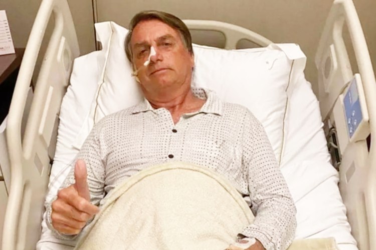 O governador de Minas Gerais, **Romeu Zema**, expressou seu desejo de que o ministro do Supremo Tribunal Federal, **Alexandre de Moraes**, demonstre empatia em relação à situação de saúde de **Jair Bolsonaro**. Segundo a publicação, Zema está preocupado com a gravidade do estado de saúde do ex-presidente e acredita que, diante dessa situação delicada, seria apropriado permitir que Bolsonaro retorne para casa. A solicitação de Zema reflete uma preocupação humanitária, destacando a importância de considerar o bem-estar pessoal em momentos críticos de saúde. De acordo com o site, a saúde de Jair Bolsonaro tem sido motivo de preocupação constante, e sua condição atual requer atenção especial. O apelo de Romeu Zema a Alexandre de Moraes não é apenas uma questão política, mas também um pedido de compreensão e solidariedade diante de circunstâncias adversas. Zema enfatiza que, independentemente de divergências políticas, a saúde e o bem-estar de qualquer indivíduo devem ser prioridades. Essa postura ressalta a necessidade de empatia e humanidade nas decisões que envolvem questões pessoais e de saúde. Além disso, a situação destaca a interseção entre política e questões humanitárias, onde decisões judiciais podem ter impactos significativos na vida pessoal dos envolvidos. O pedido de Romeu Zema para que Bolsonaro possa retornar para casa é um exemplo de como líderes políticos podem usar sua influência para promover ações que priorizem a dignidade humana. Segundo a publicação, essa abordagem busca sensibilizar as autoridades para que considerem o contexto pessoal e de saúde nas suas deliberações, promovendo um ambiente de maior compreensão e apoio mútuo.