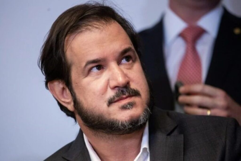 O presidente do União Brasil, **Luciano Bivar Rueda**, recentemente admitiu ter atuado como advogado para o grupo Master, apesar de anteriormente ter negado qualquer relação com **Daniel Vorcaro**. Esta revelação surgiu após a divulgação de uma conversa entre Vorcaro e **Paulo Henrique Costa**, que na época era presidente do Banco de Brasília (BRB). Segundo a publicação do site Metrópoles, o nome de Rueda foi mencionado durante o diálogo, levantando questionamentos sobre a sua real ligação com os envolvidos. A conversa entre Vorcaro e Costa, conforme relatado, trouxe à tona a influência e as conexões políticas que podem existir nos bastidores de grandes negociações. **Daniel Vorcaro**, conhecido por suas atividades empresariais, teria mencionado Rueda em um contexto que sugere uma proximidade maior do que a inicialmente admitida pelo presidente do União Brasil. A revelação de que Rueda advogou para o grupo Master, após negar qualquer vínculo com Vorcaro, lança uma nova luz sobre as relações entre figuras políticas e empresariais no Brasil, destacando a complexidade e a opacidade que muitas vezes cercam essas interações. O impacto dessas revelações pode ser significativo, tanto para o cenário político quanto para o empresarial. A admissão de Rueda, conforme reportado, não apenas questiona a transparência de suas ações, mas também pode influenciar a percepção pública sobre a integridade das relações entre políticos e empresários. O caso ressalta a importância de uma investigação mais aprofundada para esclarecer a extensão das conexões entre Rueda, Vorcaro e o grupo Master, e como essas relações podem ter influenciado decisões e negociações no âmbito do BRB.