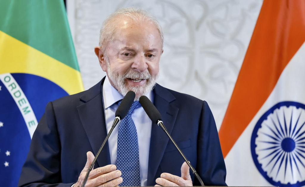 O presidente Luiz Inácio Lula da Silva afirmou que “**só a lei não vai resolver**” ao assinar o decreto que regulamenta o **ECA Digital**. Este decreto traz importantes mudanças, especialmente no que diz respeito à atuação de **influenciadores mirins**. Segundo a publicação, um dos principais pontos do decreto é a exigência de que os responsáveis por esses jovens influenciadores obtenham uma autorização judicial para que eles possam atuar nas plataformas digitais. Essa medida visa proteger os direitos das crianças e adolescentes no ambiente virtual, garantindo que suas atividades sejam monitoradas e regulamentadas de acordo com a legislação vigente. O decreto do **ECA Digital** surge em um contexto onde a presença de crianças e adolescentes nas redes sociais é cada vez mais significativa. Segundo o site, a regulamentação busca estabelecer diretrizes claras para evitar a exploração e garantir que os direitos dos menores sejam respeitados. A necessidade de uma autorização judicial para influenciadores mirins é uma tentativa de assegurar que haja um controle mais rigoroso sobre o conteúdo produzido e as condições de trabalho desses jovens. Além disso, a medida pretende conscientizar os responsáveis sobre a importância de proteger os interesses e o bem-estar das crianças no ambiente digital. Apesar da importância do decreto, o presidente Lula destacou que a legislação por si só não é suficiente para resolver todos os desafios relacionados à proteção de crianças e adolescentes na internet. Segundo a publicação, ele enfatizou a necessidade de um esforço conjunto entre governo, sociedade e plataformas digitais para criar um ambiente seguro e saudável para os jovens. A implementação do **ECA Digital** é um passo significativo, mas requer a colaboração de todos os envolvidos para garantir que as normas sejam efetivamente aplicadas e que os direitos das crianças sejam prioritariamente protegidos.