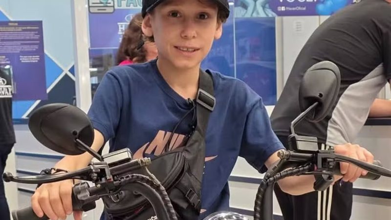 A **síndrome causada por diabetes** que faz com que um jovem de 18 anos tenha aparência de criança é um fenômeno raro e intrigante. Segundo a publicação do TNH1, essa condição afeta o crescimento e o desenvolvimento físico, resultando em características faciais e corporais que não correspondem à idade cronológica do indivíduo. Essa situação pode ser atribuída a complicações metabólicas e hormonais associadas ao diabetes, que interferem nos processos normais de maturação do corpo. O diabetes, uma doença crônica que afeta a forma como o corpo processa a glicose, pode ter diversas complicações quando não controlado adequadamente. Entre essas complicações, estão problemas hormonais que podem impactar o crescimento. Segundo o site TNH1, a condição do jovem é um exemplo extremo de como o diabetes pode influenciar o desenvolvimento físico. A falta de controle dos níveis de açúcar no sangue pode levar a deficiências na produção de hormônios essenciais para o crescimento, como o hormônio do crescimento e a insulina, resultando em uma aparência mais jovem do que a idade real. Além dos desafios físicos, a condição também pode ter implicações psicológicas e sociais significativas. Jovens que aparentam ser mais novos do que realmente são podem enfrentar dificuldades em ser levados a sério por seus pares e em situações sociais. Segundo a publicação, isso pode afetar a autoestima e o bem-estar emocional do indivíduo. É crucial que haja um acompanhamento médico rigoroso para gerenciar o diabetes e minimizar suas complicações, além de apoio psicológico para ajudar o jovem a lidar com os desafios associados à sua condição única.