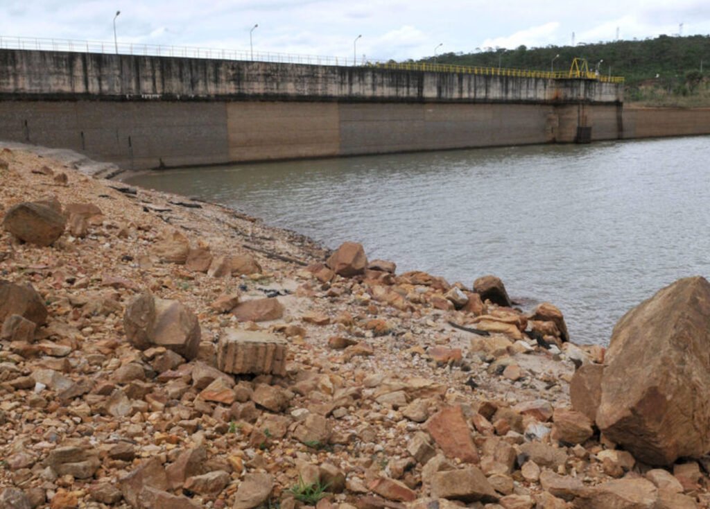 Como São Paulo alerta sobre consumo excessivo de água? São Paulo enviará alertas automáticos via WhatsApp quando o consumo de água ultrapassar 30% da média mensal. Isso ajuda a identificar possíveis vazamentos e a promover o uso consciente da água. Por que o alerta de consumo de água é importante? O alerta visa prevenir surpresas com contas altas e garantir a saúde financeira das famílias. Ele também ajuda a identificar vazamentos internos, que são responsabilidade dos moradores. Como a inteligência artificial é utilizada nesse processo? A inteligência artificial monitora o consumo de água e detecta aumentos repentinos, enviando alertas automáticos aos clientes. Isso permite uma resposta rápida e eficiente. Quais são as causas comuns de aumento no consumo de água? Aumento no número de moradores, vazamentos em tubulações, caixas sanitárias ou fissuras na caixa-d’água são causas comuns. O alerta ajuda a identificar e resolver esses problemas rapidamente. Como os moradores podem resolver vazamentos internos? A Sabesp oferece videochamadas com técnicos especializados para suporte remoto. Os clientes podem agendar esse atendimento para receber orientação sobre como identificar e corrigir vazamentos. Como atualizar os dados de contato para receber alertas? Os clientes devem atualizar seus dados pelo número oficial da Sabesp, (11) 3388-8000, ou pelo aplicativo da empresa. Isso garante que os alertas sejam recebidos corretamente. Qual é o impacto financeiro de não corrigir vazamentos? Vazamentos não corrigidos podem resultar em contas de água significativamente mais altas, impactando negativamente o orçamento familiar. O alerta ajuda a evitar esse problema. Como a Sabesp garante a transparência no consumo de água? A Sabesp utiliza IA e canais digitais para garantir uma resposta rápida e transparente. Isso transforma a relação entre a empresa e o cidadão, promovendo confiança e eficiência. Quais recursos adicionais a Sabesp oferece aos clientes? A Sabesp disponibiliza vídeos tutoriais e um site exclusivo sobre alta de consumo. Esses recursos ensinam testes simples no hidrômetro e na caixa-d’água para localizar perdas invisíveis. Como a jornada digital da Sabesp auxilia os clientes? A jornada digital ajuda a identificar se o aumento no consumo é devido a problemas na rede de rua ou vazamentos internos. Isso garante agilidade na resolução de problemas. Qual é a importância de vídeos tutoriais para os clientes? Os vídeos tutoriais educam os clientes sobre como realizar testes básicos em casa. Isso empodera os moradores a identificar e resolver problemas de consumo de água de forma autônoma. Como a Sabesp corrige problemas de leitura ou manutenção? Em 2025, a Sabesp realizou 380 mil reavaliações de faturas, corrigindo problemas de vazamentos e eventuais erros de leitura ou manutenção no cavalete, garantindo precisão nas contas. Por que a Sabesp foca em respeitar o tempo e o bolso do cliente? A Sabesp entende que ninguém quer surpresas com contas altas ou sair de casa para resolver problemas simples. O sistema de alertas oferece segurança e controle aos clientes. Como a tecnologia transforma a relação entre empresa e cidadão? A tecnologia permite antecipar necessidades, garantindo transparência e resposta rápida. Isso fortalece a confiança e melhora a experiência do cliente com a Sabesp. Como os clientes podem se beneficiar da inovação da Sabesp? Os clientes se beneficiam com alertas proativos, suporte técnico remoto e recursos educacionais. Isso promove o uso consciente da água e a saúde financeira das famílias.