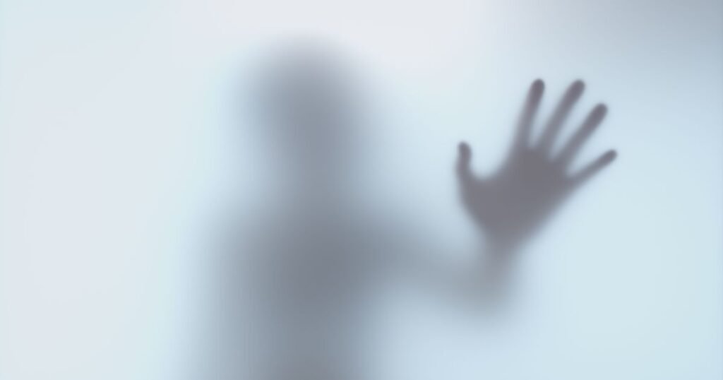 **O que é "vicaricídio"?** O termo **"vicaricídio"** refere-se ao assassinato de terceiros, como filhos ou pessoas queridas, com o objetivo de causar sofrimento psicológico extremo à mulher. Essa prática cruel e devastadora visa atingir a vítima de forma indireta, utilizando a dor emocional como arma. Segundo a publicação, o Projeto de Lei n° 3880, de 2024, busca incluir o vicaricídio na legislação brasileira, trazendo mudanças significativas no Código Penal. **Quais são as mudanças propostas pelo Projeto de Lei n° 3880, de 2024?** A proposta legislativa, de autoria da Deputada Federal Laura Carneiro, visa realizar alterações jurídicas importantes. Entre elas, a inclusão do **vicaricídio** na Lei Maria da Penha, que já é um marco na proteção dos direitos das mulheres no Brasil. Além disso, o projeto propõe a criação de uma qualificadora específica de homicídio para o vicaricídio, estabelecendo punições severas e causas específicas de aumento de pena. **Qual é a pena prevista para o crime de vicaricídio?** Caso o projeto seja sancionado, a dosimetria penal para o crime de **vicaricídio** prevê punições severas, com penas que podem chegar a até 40 anos de prisão. Essa mudança na gradação da pena reflete a gravidade do crime e a necessidade de uma resposta penal contundente para coibir essa prática. **Como o vicaricídio será tratado no Código Penal?** O projeto de lei propõe a inclusão do **vicaricídio** no rol dos crimes hediondos. Isso significa que o crime será tratado com maior rigor no regime de cumprimento de pena e na concessão de benefícios penais. Crimes hediondos, por sua natureza, são considerados de extrema gravidade e, portanto, sujeitos a um tratamento mais severo por parte do sistema de justiça. **Qual é o impacto da inclusão do vicaricídio na Lei Maria da Penha?** A inclusão do **vicaricídio** na Lei Maria da Penha representa um avanço significativo na proteção dos direitos das mulheres. Essa lei, que já é um importante instrumento de combate à violência doméstica e familiar, passará a abranger também essa forma específica de violência, ampliando o escopo de proteção e garantindo que as vítimas tenham acesso a medidas protetivas e de apoio. **Por que é importante sancionar o Projeto de Lei n° 3880, de 2024?** Sancionar o Projeto de Lei n° 3880, de 2024, é crucial para fortalecer o combate à violência contra a mulher no Brasil. Ao reconhecer o **vicaricídio** como um crime hediondo e incluí-lo na Lei Maria da Penha, o país dá um passo importante na proteção das vítimas e na punição dos agressores. Essa medida não apenas reforça o compromisso com a justiça, mas também envia uma mensagem clara de que a violência psicológica extrema não será tolerada. **Quais são os próximos passos para a aprovação do projeto?** Após a aprovação pelo Senado Federal, o Projeto de Lei n° 3880, de 2024, segue para a mesa do presidente da república. Caso seja sancionado, as alterações propostas entrarão em vigor, modificando o Código Penal e a Lei Maria da Penha. A sanção presidencial é o último passo para que essas mudanças se tornem efetivas e passem a integrar o ordenamento jurídico brasileiro. Em suma, o reconhecimento do **vicaricídio** como crime hediondo e sua inclusão na Lei Maria da Penha representam um avanço significativo na luta contra a violência de gênero. Essas mudanças legislativas são fundamentais para garantir justiça e proteção às vítimas, além de reforçar o compromisso do Brasil com a defesa dos direitos humanos.