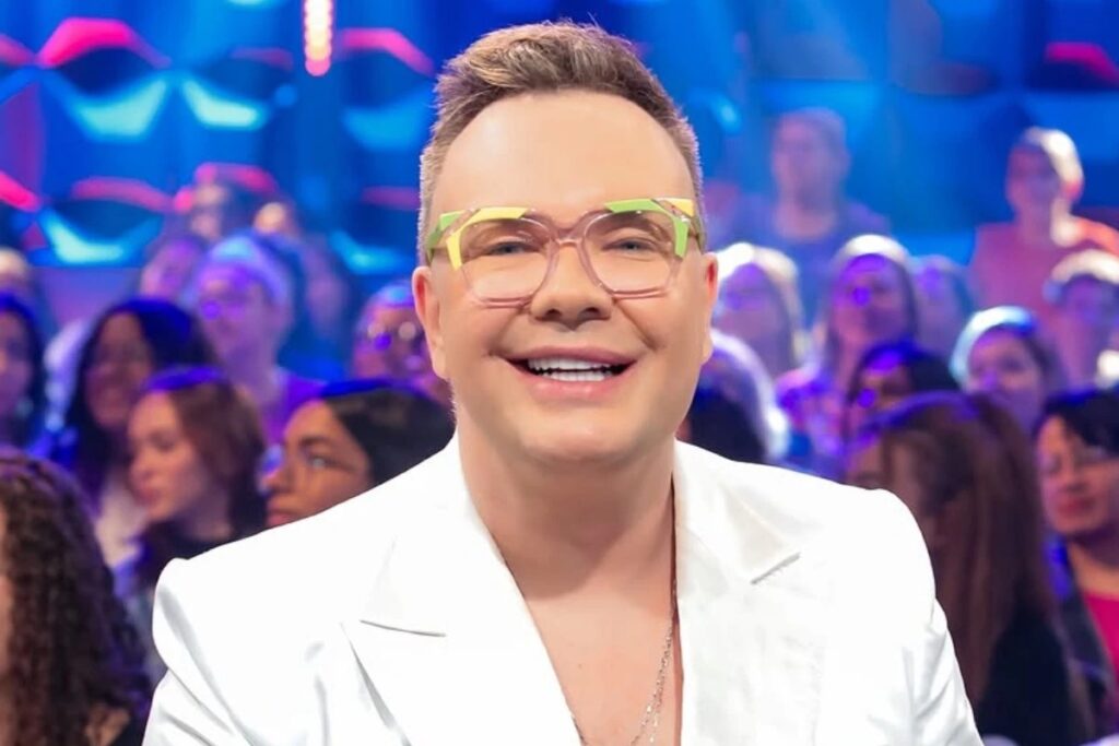 Felipeh Campos, conhecido por sua atuação como jornalista e comentarista de televisão, foi internado em **estado grave** nesta quarta-feira, 18 de março, em São Paulo. A notícia de sua internação gerou preocupação entre fãs e colegas de trabalho, que acompanham de perto sua carreira e contribuições para o mundo do entretenimento. Segundo a publicação, a condição de saúde de Felipeh Campos é séria, demandando atenção médica intensiva e cuidados especializados para estabilizar seu quadro clínico. De acordo com informações divulgadas, a internação de Felipeh Campos está relacionada a complicações de saúde que se agravaram recentemente. Embora detalhes específicos sobre sua condição não tenham sido amplamente divulgados, a situação é tratada com a devida seriedade pelas equipes médicas responsáveis por seu tratamento. Segundo o site, a família de Felipeh Campos tem solicitado privacidade durante este período delicado, enquanto amigos e admiradores expressam seu apoio e torcem por sua recuperação. A trajetória de Felipeh Campos na mídia é marcada por sua presença em programas de televisão e sua habilidade em abordar temas variados com perspicácia e humor. Sua internação em estado grave surpreendeu muitos, destacando a importância de se atentar à saúde e ao bem-estar, mesmo para aqueles que estão constantemente sob os holofotes. Enquanto a comunidade aguarda por atualizações sobre seu estado de saúde, a expectativa é de que Felipeh Campos receba o tratamento necessário para superar este desafio e retomar suas atividades profissionais em breve.