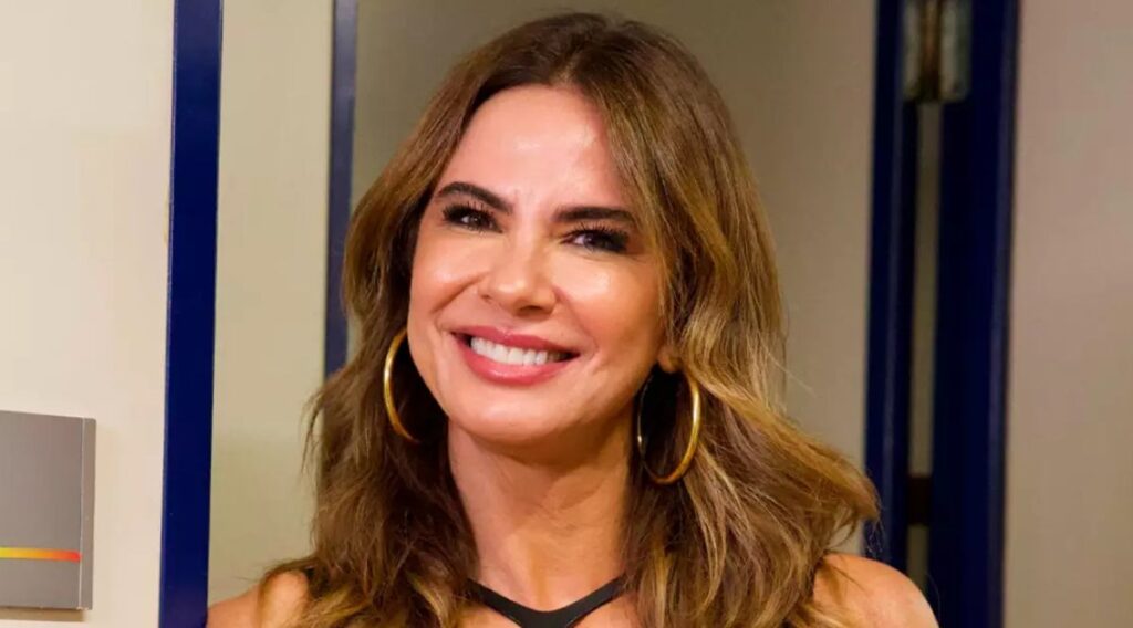 O **SBT** continua alimentando o desejo de ter a apresentadora **Luciana Gimenez** em seu elenco, conforme relatado pelo site Área VIP. A emissora, conhecida por sua programação diversificada e por ser o canal do icônico **Silvio Santos**, vê em Luciana uma oportunidade de reforçar sua grade de apresentadores. A comunicadora, que já possui uma carreira consolidada na televisão brasileira, é vista como um trunfo para atrair novos públicos e aumentar a audiência do canal. Segundo a publicação, a possível contratação de Luciana Gimenez pelo SBT não é uma ideia recente. A emissora já havia demonstrado interesse em contar com a apresentadora em outras ocasiões, mas as negociações não avançaram. Luciana, que ganhou notoriedade à frente do programa "Superpop", exibido pela RedeTV!, possui um estilo único de apresentação que combina carisma e irreverência, características que se alinham com o perfil buscado pelo SBT para suas atrações. A emissora acredita que a presença de Luciana poderia trazer um novo dinamismo à sua programação, especialmente em programas de auditório e entrevistas. Além disso, a possível chegada de Luciana Gimenez ao SBT pode ser vista como parte de uma estratégia mais ampla da emissora para se manter competitiva no cenário televisivo brasileiro. Com a crescente concorrência de plataformas de streaming e outras emissoras, o SBT busca constantemente renovar seu elenco e suas atrações para fidelizar o público. A contratação de uma apresentadora com a experiência e popularidade de Luciana poderia ser um passo significativo nessa direção. Segundo o site, a emissora está disposta a investir em talentos que possam agregar valor à sua programação e fortalecer sua posição no mercado.