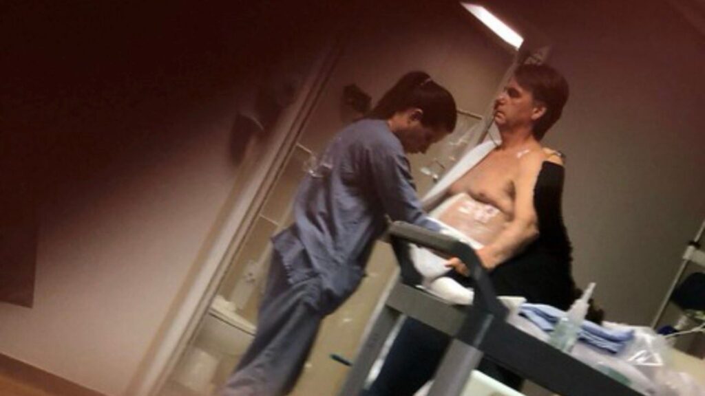 A possibilidade de **Jair Bolsonaro** morrer sob custódia do **Supremo Tribunal Federal (STF)** levanta especulações sobre as consequências políticas e sociais no Brasil. Segundo a publicação da Gazeta do Povo, há quem acredite que tal evento poderia desencadear uma **guerra civil** no país, enquanto outros argumentam que não resultaria em grandes mudanças. Este cenário hipotético gera debates intensos sobre a estabilidade política e a reação da população diante de uma situação tão extrema. De acordo com a análise apresentada, a morte de Bolsonaro sob custódia do STF poderia ser vista por alguns como um catalisador para conflitos internos, refletindo a polarização política existente no Brasil. A Gazeta do Povo menciona que apoiadores fervorosos do ex-presidente poderiam interpretar sua morte como um ato de perseguição política, levando a manifestações e possivelmente a confrontos violentos. Este ponto de vista destaca a tensão entre diferentes grupos políticos e a fragilidade das instituições democráticas em momentos de crise. Por outro lado, a publicação também considera a possibilidade de que a morte de Bolsonaro não provoque reações significativas. Segundo o site, há quem acredite que, apesar do impacto emocional inicial, a população poderia optar por seguir em frente sem grandes tumultos, focando em questões mais imediatas e práticas. Este cenário sugere que, apesar das divisões políticas, a sociedade brasileira poderia demonstrar resiliência e capacidade de adaptação, evitando um colapso social. Em ambos os casos, a discussão sobre as consequências de tal evento hipotético reflete as complexidades e incertezas do atual cenário político brasileiro.