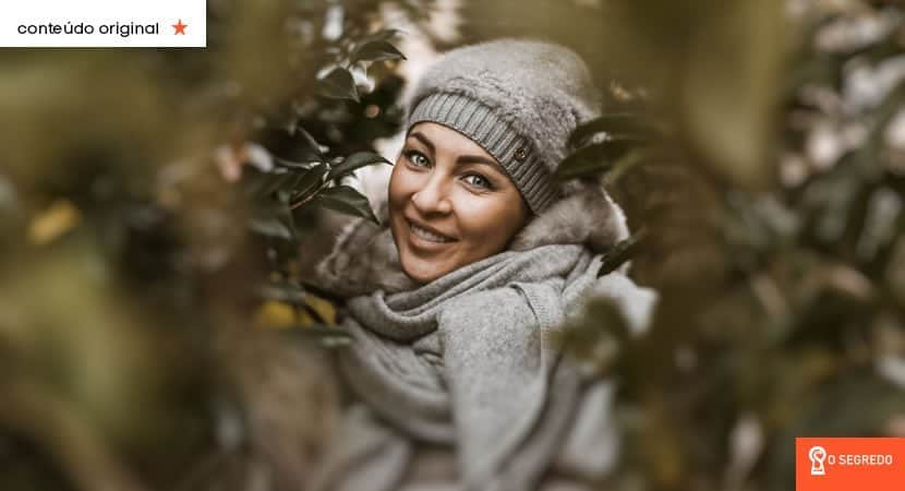 A **felicidade** e a **prosperidade** são privilégios das pessoas gratas, que não permitem que as reclamações tomem conta de sua vida. A prática da **gratidão** tem o poder de transformar a maneira como percebemos o mundo ao nosso redor, influenciando diretamente nosso bem-estar e sucesso. Quando substituímos as reclamações por gratidão, abrimos espaço para uma vida mais plena e satisfatória. A **gratidão** é uma poderosa ferramenta que nos ajuda a focar no que temos de positivo, em vez de nos concentrarmos nas dificuldades e desafios. Ao expressarmos gratidão, estamos reconhecendo e valorizando as coisas boas que já existem em nossas vidas. Isso não apenas melhora nosso humor, mas também nos torna mais resilientes diante das adversidades. Por outro lado, as **reclamações** têm o efeito oposto. Quando nos concentramos no que está errado, acabamos atraindo mais negatividade. As reclamações podem criar um ciclo vicioso, onde a insatisfação gera mais insatisfação. Isso pode afetar não apenas nossa saúde mental, mas também nossas relações pessoais e profissionais. A prática da **gratidão** pode ser incorporada em nossa rotina diária de várias maneiras. Uma técnica eficaz é manter um diário de gratidão, onde registramos diariamente pelo menos três coisas pelas quais somos gratos. Isso nos ajuda a cultivar um estado mental positivo e a reconhecer as pequenas bênçãos do dia a dia. Além disso, a **gratidão** pode melhorar nossas relações interpessoais. Quando expressamos gratidão pelas pessoas ao nosso redor, fortalecemos nossos laços e criamos um ambiente mais harmonioso. Isso pode levar a uma maior colaboração e apoio mútuo, tanto no ambiente de trabalho quanto em casa. A ciência também apoia os benefícios da **gratidão**. Estudos mostram que pessoas gratas tendem a ser mais felizes, menos estressadas e mais satisfeitas com suas vidas. Elas também são mais propensas a alcançar seus objetivos, pois a gratidão aumenta a motivação e a resiliência. Para alcançar a **prosperidade**, é essencial adotar uma mentalidade de abundância. Isso significa acreditar que há o suficiente para todos e que o sucesso de uma pessoa não diminui as chances de outra. A **gratidão** nos ajuda a desenvolver essa mentalidade, pois nos ensina a valorizar o que já temos, em vez de focar no que nos falta. Em resumo, substituir as reclamações por **gratidão** é um passo fundamental para alcançar a **felicidade** e a **prosperidade**. Ao adotar essa prática, podemos transformar nossa perspectiva, melhorar nossas relações e criar uma vida mais satisfatória e bem-sucedida. A **gratidão** não é apenas uma emoção, mas uma escolha consciente que pode mudar nossa realidade para melhor.