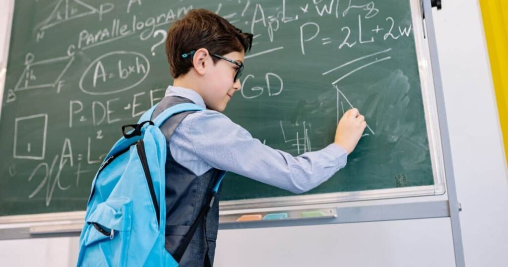 O que é o Cognitive Reflection Test (CRT) e por que ele é importante? O CRT, criado por Shane Frederick em 2005, avalia a capacidade de frear o impulso e revisar o raciocínio. Não mede QI tradicional, mas a habilidade de desconfiar da resposta óbvia, essencial para decisões racionais. Por que a maioria das pessoas erra as perguntas do CRT? As pessoas erram porque confiam na primeira resposta que vem à mente. O teste provoca um erro automático, e quem responde no impulso cai na armadilha. Revisar a lógica é crucial para acertar. Como o CRT testa a capacidade de reflexão cognitiva? O CRT desafia o modo automático do cérebro. Se você consegue interromper esse modo quando algo parece fácil demais, demonstra alta capacidade de reflexão cognitiva, uma habilidade valiosa. Qual é a lógica por trás da pergunta do taco e da bola? A resposta automática sugere que a bola custa R$0,10, mas isso resultaria em um total de R$1,20. A resposta correta é R$0,05 para a bola e R$1,05 para o taco, totalizando R$1,10. Por que a pergunta das máquinas é enganosa? A pergunta sugere que mais máquinas aumentam o tempo de produção. Na verdade, cada máquina produz 1 peça em 5 minutos, independentemente da quantidade. O tempo não muda, apenas a produção em paralelo. Como a pergunta do lago testa o pensamento lógico? Se o lago está 100% coberto no dia 48 e a planta dobra diariamente, no dia anterior estava 50% coberto. Essa lógica desafia a resposta automática e exige controle do impulso. O que revela sobre nosso pensamento ao errar o CRT? Errar o CRT não indica falta de inteligência, mas que o cérebro seguiu o caminho mais rápido. Isso mostra como o pensamento automático pode nos enganar, revelando a importância de revisar a lógica. Como o CRT se relaciona com decisões racionais no dia a dia? A capacidade de revisar o raciocínio e desconfiar da resposta óbvia, testada pelo CRT, está associada a decisões mais racionais. Essa habilidade é crucial para evitar erros impulsivos. Por que é importante desacelerar o pensamento? Desacelerar o pensamento permite revisar a lógica e evitar erros automáticos. Essa prática melhora a capacidade de reflexão cognitiva, essencial para decisões informadas e racionais. Como o CRT pode ser usado em pesquisas de psicologia cognitiva? O CRT é usado para avaliar a capacidade de reflexão cognitiva, fornecendo insights sobre como as pessoas processam informações e tomam decisões. É uma ferramenta valiosa em estudos de comportamento. Qual é a relação entre o CRT e a inteligência? O CRT não mede inteligência tradicional, mas a habilidade de revisar o raciocínio. Acertar as perguntas indica alta capacidade de reflexão cognitiva, um aspecto sutil e valioso da inteligência. Como o CRT desafia a ideia de que a primeira resposta é sempre a correta? O CRT mostra que a primeira resposta, muitas vezes, é automática e errada. Desafiar essa ideia é crucial para desenvolver um pensamento crítico e evitar erros comuns. Por que é importante ser honesto ao responder o CRT? Ser honesto ao responder o CRT ajuda a avaliar verdadeiramente sua capacidade de reflexão cognitiva. Admitir o impulso inicial e revisar a lógica é essencial para um autoconhecimento mais profundo. Como o CRT pode influenciar a percepção de inteligência nas redes sociais? Nas redes sociais, testes como o CRT são populares por desafiar a percepção de inteligência. Eles estimulam a reflexão e mostram que inteligência vai além de respostas rápidas e automáticas.