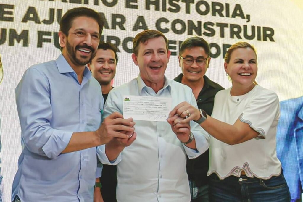Quem é Orlando Morando e qual sua nova filiação partidária? Orlando Morando, Secretário de Segurança Urbana de São Paulo, filiou-se ao MDB. Ele planeja disputar uma vaga como deputado federal, após deixar o cargo nesta semana. Por que Orlando Morando escolheu o MDB? Morando escolheu o MDB por sua história e pelo exemplo do prefeito Ricardo Nunes, com quem trabalhou e aprendeu, compartilhando o mesmo espírito público. Qual foi o evento de filiação de Orlando Morando? O evento ocorreu em São Bernardo do Campo, cidade onde Morando foi prefeito duas vezes. Cerca de 800 pessoas participaram, incluindo o prefeito de São Paulo, Ricardo Nunes. Qual é o histórico político de Orlando Morando? Morando foi prefeito de São Bernardo do Campo duas vezes e estava sem partido desde que saiu do PSDB em 2024, devido ao esvaziamento da legenda. Qual é o grande trunfo de Morando na eleição? O programa Smart Sampa, que está sob sua alçada, é uma das marcas da gestão Nunes e um trunfo importante para Morando na eleição. Qual a importância do programa Smart Sampa? O Smart Sampa é uma iniciativa de destaque na gestão Nunes, focada em inovação e tecnologia para melhorar a segurança e a qualidade de vida em São Paulo. Quem esteve presente no evento de filiação? Além de Morando e Nunes, autoridades de cidades da região do ABC também marcaram presença, reforçando o apoio político a Morando. Como a filiação de Morando ao MDB pode impactar a política local? A filiação pode fortalecer o MDB na região, trazendo um político experiente e conhecido, além de potencialmente atrair mais eleitores para o partido. Qual é a relação entre Morando e Ricardo Nunes? Morando trabalhou com Nunes e aprendeu com ele, o que influenciou sua decisão de se filiar ao MDB, partido de Nunes. Quais são as expectativas para a candidatura de Morando? Espera-se que Morando utilize sua experiência e o programa Smart Sampa como pilares de sua campanha para deputado federal. Como a saída de Morando do PSDB reflete o cenário político atual? A saída de Morando do PSDB reflete o esvaziamento do partido, que perdeu força e membros importantes nos últimos anos. Qual é o papel do MDB no cenário político atual? O MDB continua sendo um partido influente, atraindo políticos experientes como Morando e mantendo sua relevância no cenário político brasileiro. Como o evento de filiação reflete a popularidade de Morando? A presença de 800 pessoas no evento demonstra o apoio e a popularidade de Morando na região, reforçando sua posição política. Quais são os próximos passos de Morando após a filiação? Morando deve deixar o cargo de Secretário de Segurança Urbana e focar em sua campanha para deputado federal, utilizando suas conquistas como plataforma. Como a filiação de Morando pode influenciar outros políticos? A decisão de Morando pode inspirar outros políticos a reconsiderarem suas filiações partidárias, especialmente em um cenário de mudanças políticas.