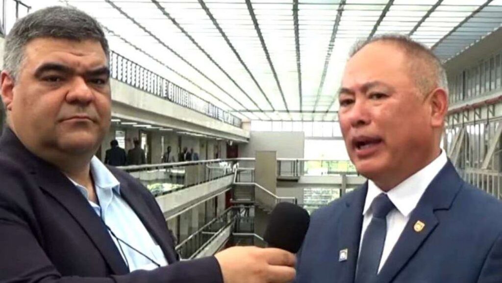 O **Secretário de Segurança Pública de Bragança Paulista**, Coronel Américo Higuti, expressou críticas contundentes ao presidente Luiz Inácio Lula da Silva, afirmando que ele é "fraco" e não oferece a devida proteção ao cidadão honesto. Durante uma entrevista concedida ao jornalista Ricardo Roveran, Higuti destacou a importância de um combate mais rigoroso ao crime organizado, enfatizando que medidas mais firmes são necessárias para garantir a segurança da população. Segundo a publicação do Jornal da Cidade Online, o secretário não poupou palavras ao descrever sua insatisfação com a atual gestão federal em relação à segurança pública. No decorrer da entrevista, o Coronel Higuti argumentou que a falta de ações efetivas por parte do governo federal tem deixado os cidadãos vulneráveis e inseguros. Ele ressaltou que a segurança pública deve ser uma prioridade e que é essencial implementar políticas que realmente façam diferença no combate ao crime. Segundo o site, Higuti acredita que a classificação e o enfrentamento do crime organizado devem ser tratados com seriedade e urgência, e que a atual administração não tem demonstrado a determinação necessária para enfrentar esses desafios. Além disso, o secretário destacou a necessidade de uma colaboração mais estreita entre as diferentes esferas do governo para fortalecer as estratégias de segurança. Ele apontou que, sem um esforço conjunto e coordenado, será difícil alcançar resultados significativos na proteção dos cidadãos. Conforme relatado na entrevista, Higuti defende que a segurança pública deve ser tratada como uma questão de estado, e não apenas de governo, para que políticas de longo prazo possam ser implementadas de forma eficaz.