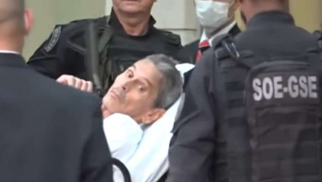 Roberto Jefferson, ex-deputado federal e figura conhecida no cenário político brasileiro, enfrenta um momento crítico em sua trajetória. **Sem dinheiro**, ele se vê obrigado a apelar ao ministro Alexandre de Moraes, do Supremo Tribunal Federal (STF), para que seja liberado do pagamento de uma multa de 970 mil reais. Esta multa é parte de sua condenação, e a situação financeira de Jefferson parece ter chegado a um ponto em que ele não consegue arcar com o valor estipulado. Segundo a publicação do Jornal da Cidade Online, o pedido de isenção da multa foi feito diretamente ao ministro, demonstrando a gravidade da situação enfrentada pelo ex-parlamentar. A situação de Roberto Jefferson é um reflexo das consequências legais que ele enfrenta após uma série de eventos que culminaram em sua condenação. **Alexandre de Moraes**, como ministro do STF, tem a responsabilidade de avaliar o pedido de Jefferson, que, caso seja negado, poderá resultar em medidas mais severas contra o ex-deputado. A publicação destaca que, diante da possibilidade de ter o pedido negado, os advogados de Jefferson estão se preparando para outras estratégias legais que possam aliviar a situação financeira de seu cliente. Este cenário ilustra a complexidade das questões jurídicas e financeiras que envolvem figuras públicas no Brasil. O caso de Roberto Jefferson também levanta questões sobre a capacidade de figuras políticas de lidar com as consequências de suas ações, especialmente quando estas resultam em penalidades financeiras significativas. A situação atual do ex-deputado serve como um lembrete das repercussões que decisões judiciais podem ter na vida pessoal e financeira dos envolvidos. Segundo o site, a humilhação mencionada no título reflete a posição vulnerável em que Jefferson se encontra, tendo que recorrer a pedidos de clemência para evitar um impacto ainda maior em sua já debilitada condição financeira.