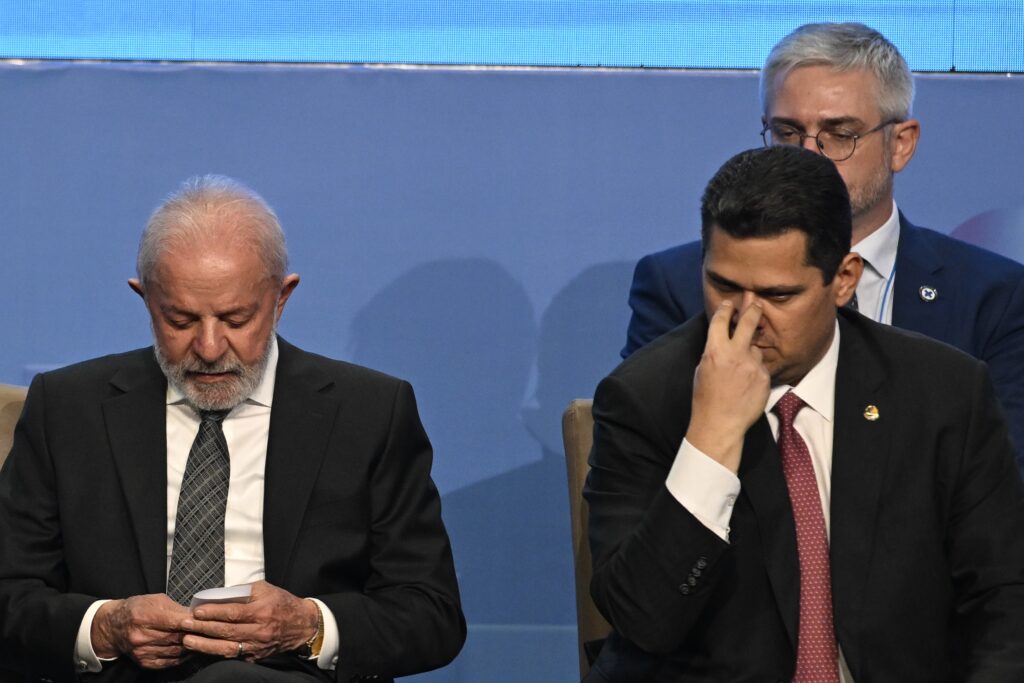 O **distanciamento** entre o presidente Luiz Inácio **Lula** da Silva e Davi **Alcolumbre**, presidente do Senado Federal, pode impactar diretamente a agenda política do país. A indicação do advogado-geral da União, Jorge **Messias**, para o Supremo Tribunal Federal (STF) é um dos pontos críticos dessa relação. Segundo a publicação, a votação para a sabatina de Messias pode ser adiada para depois das eleições de outubro, uma vez que não houve um encontro entre Lula e Alcolumbre para discutir o assunto. O Palácio do Planalto, no entanto, tem interesse em resolver essa questão antes do período eleitoral, buscando evitar que o processo se estenda e cause incertezas no cenário político. A importância da indicação de Jorge Messias ao STF é significativa, pois o Supremo Tribunal Federal desempenha um papel crucial na interpretação da Constituição e na garantia dos direitos fundamentais no Brasil. Segundo o site, o adiamento da sabatina pode ser visto como uma estratégia política de Alcolumbre, que, ao não marcar uma data para a votação, mantém uma posição de influência sobre o governo. Aliados de Alcolumbre afirmam que a decisão sobre quando a votação ocorrerá ainda está em aberto, o que pode ser um indicativo de que negociações e acordos políticos estão em andamento nos bastidores. O cenário político atual é marcado por uma série de desafios e articulações, e a relação entre o Executivo e o Legislativo é fundamental para a estabilidade governamental. O distanciamento entre Lula e Alcolumbre, conforme relatado, pode ser um reflexo das complexas dinâmicas políticas que envolvem interesses partidários e pessoais. A resolução desse impasse é crucial não apenas para a nomeação de Messias, mas também para a continuidade de projetos e reformas que dependem da cooperação entre os poderes. Portanto, a situação requer atenção e habilidade política para que se chegue a um consenso que atenda aos interesses do país.