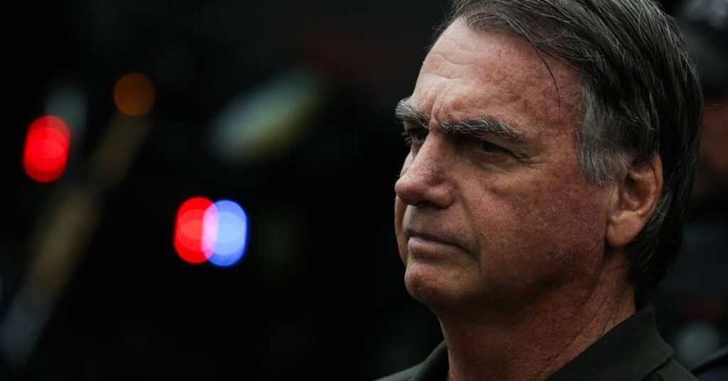 O ex-presidente Jair **Bolsonaro** apresentou uma melhora em seu quadro renal, embora ainda não haja previsão de alta hospitalar. De acordo com a publicação da revista **Veja**, o estado de saúde de Bolsonaro exigiu uma ampliação no uso de antibióticos devido a um quadro inflamatório que se elevou. Essa situação demandou também uma intensificação das sessões de fisioterapia, como parte do tratamento para garantir uma recuperação mais eficaz. Segundo a mesma fonte, o aumento do quadro inflamatório foi um fator determinante para a decisão médica de ajustar o tratamento. A introdução de novos medicamentos foi necessária para combater a inflamação e evitar complicações adicionais. A equipe médica que acompanha Bolsonaro está focada em estabilizar sua saúde, monitorando de perto os efeitos dos antibióticos e a resposta do organismo ao tratamento intensificado. A fisioterapia, por sua vez, tem um papel crucial na recuperação, ajudando a melhorar a mobilidade e a função renal do ex-presidente. A situação de saúde de Bolsonaro é acompanhada de perto por seus apoiadores e pela mídia, dada a relevância política do ex-presidente. A ausência de uma previsão de alta indica que o tratamento ainda está em uma fase crítica, exigindo cuidados contínuos e ajustes conforme necessário. A evolução do quadro clínico de Bolsonaro será fundamental para determinar os próximos passos em seu tratamento e recuperação. A atenção à sua saúde reflete a importância de um acompanhamento médico rigoroso em casos de complicações renais e inflamatórias.