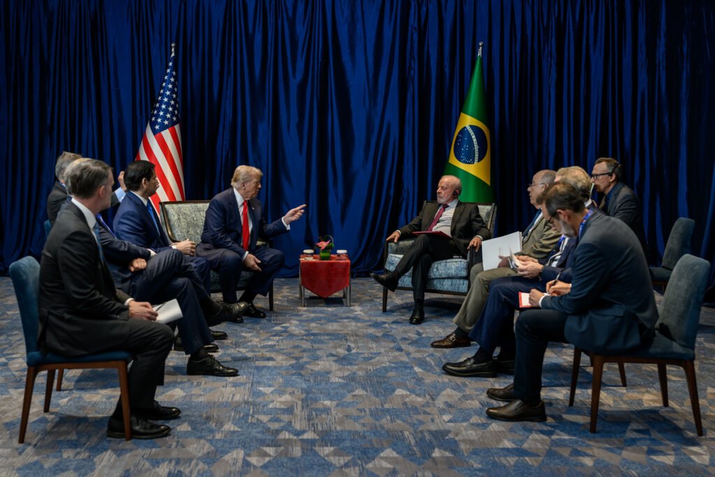 Por que a reunião entre Lula e Trump é crucial para o Brasil? A reunião é vital para evitar medidas unilaterais dos EUA que possam impactar negativamente o Brasil, como a classificação de facções criminosas brasileiras como terroristas. Quais são as consequências de não haver um encontro entre os presidentes? Sem a reunião, o Departamento de Estado dos EUA pode agir unilateralmente, classificando o PCC e o Comando Vermelho como organizações terroristas, o que o Brasil rejeita. Qual é o prazo para a visita de Lula aos EUA? O governo brasileiro considera julho como o prazo final para a visita, antes que o calendário eleitoral no Brasil se intensifique. Por que o governo brasileiro teme medidas unilaterais dos EUA? Medidas unilaterais, como a classificação de facções como terroristas, podem expor instituições financeiras brasileiras a sanções automáticas. Como a experiência passada influencia a atual situação? No passado, negociações só avançaram após contato direto entre presidentes, como no caso do tarifaço, mostrando a importância de um diálogo direto. Qual é o papel do Departamento de Estado dos EUA nesse contexto? O Departamento de Estado pode agir com uma agenda própria, pressionando por decisões que o Brasil considera prejudiciais, como a classificação de facções como terroristas. Como a política interna dos EUA afeta a negociação? A guerra com o Irã e a agenda de Trump limitam a disponibilidade para um encontro com Lula, complicando as negociações. Qual é a posição do Brasil sobre a classificação de facções como terroristas? O Brasil rejeita essa classificação por razões práticas, temendo sanções automáticas a bancos e empresas brasileiras. Como a política interna do Brasil influencia a visita? O calendário eleitoral brasileiro, com convenções partidárias em agosto, limita o tempo disponível para a visita de Lula aos EUA. Quais são os principais temas da cooperação proposta por Lula? Lula propôs ampliar a cooperação em lavagem de dinheiro via criptomoedas e tráfico de armas, mas enfrenta contrapropostas dos EUA. Quais são os pontos sensíveis nas negociações entre Brasil e EUA? Os EUA propuseram pontos que o Brasil descarta, complicando a cooperação, especialmente em temas sensíveis como a classificação de facções criminosas. Como a visita de Lula pode impactar a política dos EUA? A visita fora do período eleitoral brasileiro interessa aos EUA, evitando que o encontro seja usado politicamente durante campanhas. O que acontece se a classificação das facções for oficializada antes da visita? Se oficializada, a classificação estreitaria o espaço para negociação, tornando o ambiente mais adverso para Lula. Por que a classificação de facções como terroristas é um tema central? É central porque impacta diretamente a cooperação contra o crime organizado e pode levar a sanções financeiras contra o Brasil. Como a relação entre Bolsonaro e o Partido Republicano afeta as negociações? Canais políticos ligados a Bolsonaro influenciam setores do Partido Republicano, pressionando por medidas que o Brasil rejeita. Quais são as áreas de cooperação discutidas entre os dois governos? Apesar dos impasses, há discussões sobre cooperação em áreas como combate ao crime organizado e lavagem de dinheiro. Por que julho é visto como o limite para a visita? Julho é o limite devido ao início das convenções partidárias no Brasil, que tomariam a agenda de Lula, reduzindo o valor político da visita. Como a classificação de facções impacta o setor financeiro brasileiro? A classificação pode levar a sanções automáticas contra instituições financeiras brasileiras, afetando suas operações internacionais. Qual é a importância do contato direto entre presidentes nas negociações? O contato direto é crucial para superar impasses e evitar que setores com agendas próprias tomem decisões unilaterais. Como a guerra com o Irã afeta a agenda de Trump? A guerra com o Irã concentra a atenção de Trump, limitando sua disponibilidade para negociações com o Brasil. O que o Brasil busca com a cooperação contra o crime organizado? O Brasil busca ampliar a cooperação em áreas críticas como lavagem de dinheiro e tráfico de armas, fortalecendo a segurança nacional. Como a política externa dos EUA influencia as negociações? A política externa dos EUA, com foco em segurança e combate ao terrorismo, pressiona por medidas que o Brasil considera prejudiciais. Quais são os desafios para a realização da visita de Lula aos EUA? Os desafios incluem a agenda apertada de Trump, a pressão do calendário eleitoral brasileiro e as divergências nas negociações. Como a classificação de facções como terroristas afeta a relação Brasil-EUA? A classificação pode criar tensões diplomáticas, complicando a cooperação e expondo o Brasil a sanções financeiras. Por que a visita de Lula é importante para o governo norte-americano? A visita é importante para fortalecer laços diplomáticos e evitar que a relação seja usada politicamente durante o período eleitoral no Brasil. Como a cooperação em lavagem de dinheiro pode beneficiar ambos os países? A cooperação pode fortalecer a segurança financeira, prevenindo crimes transnacionais e protegendo as economias de ambos os países. Quais são as implicações políticas da visita de Lula aos EUA? A visita tem implicações políticas significativas, podendo influenciar as relações bilaterais e a política interna de ambos os países. Como a classificação de facções impacta a segurança nacional do Brasil? A classificação pode complicar a segurança nacional, expondo o Brasil a sanções e dificultando a cooperação internacional contra o crime.