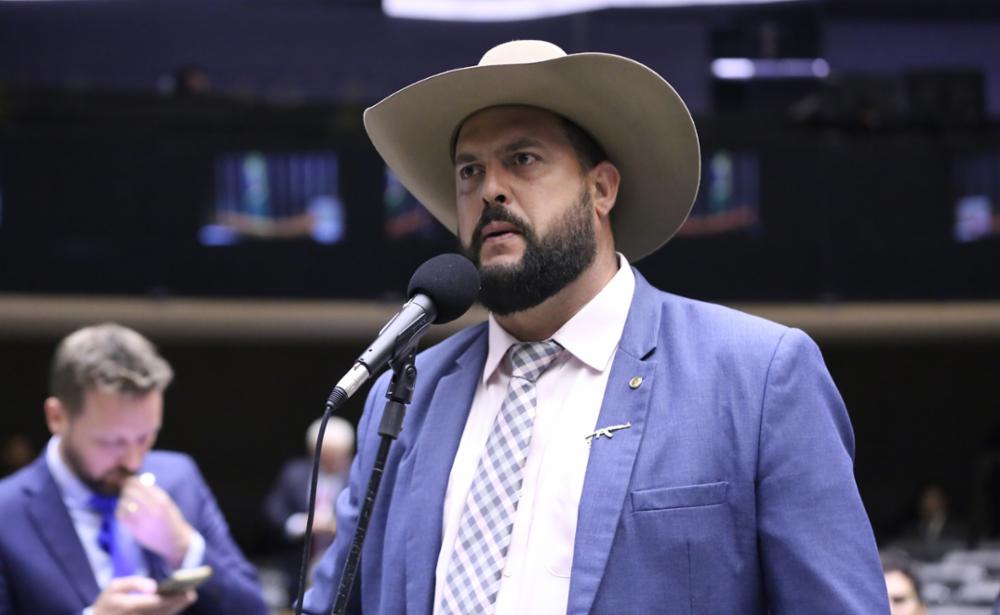 A **semana começa com os olhos na domiciliar de Bolsonaro**, um tema que tem gerado grande atenção e preocupação entre apoiadores e críticos do ex-presidente. O deputado **Zé Trovão** destacou a importância desse momento, chamando a atenção para o que ele considera ser o "ponto mais sensível" da situação: o estado de saúde de Bolsonaro. Segundo o deputado, a possibilidade de uma **prisão domiciliar** é vista como uma medida crucial para evitar o agravamento de sua condição de saúde. O debate sobre a prisão domiciliar de Bolsonaro surge em um contexto de intensas discussões políticas e jurídicas. A saúde do ex-presidente tem sido um tópico recorrente, com várias especulações sobre seu estado físico e mental. **Zé Trovão**, um dos defensores mais vocais de Bolsonaro, argumenta que a prisão domiciliar não apenas garantiria o bem-estar do ex-presidente, mas também evitaria tensões políticas desnecessárias. Ele enfatiza que a saúde de Bolsonaro deve ser uma prioridade, independentemente das divergências políticas. A possibilidade de prisão domiciliar para Bolsonaro levanta questões sobre os critérios legais e humanitários que justificariam tal medida. Em casos anteriores, a prisão domiciliar foi concedida a indivíduos cuja saúde estava em risco, e muitos argumentam que, se esse for o caso de Bolsonaro, ele deveria ter o mesmo direito. No entanto, críticos apontam que qualquer decisão nesse sentido deve ser baseada em avaliações médicas imparciais e não em pressões políticas. A situação de Bolsonaro também reflete um cenário mais amplo de polarização política no Brasil. Desde o término de seu mandato, o ex-presidente tem sido uma figura central em debates acalorados sobre o futuro político do país. A discussão sobre sua prisão domiciliar é mais um capítulo dessa narrativa, destacando as divisões profundas que ainda existem na sociedade brasileira. Além disso, a saúde de líderes políticos é frequentemente um tema sensível, pois pode influenciar decisões políticas e a estabilidade do governo. No caso de Bolsonaro, qualquer agravamento em sua condição de saúde poderia ter repercussões significativas, tanto para seus apoiadores quanto para seus opositores. **Zé Trovão** alerta que ignorar esse "ponto mais sensível" poderia resultar em consequências indesejadas para todos os envolvidos. Em resumo, a semana começa com um foco intenso na possível prisão domiciliar de Bolsonaro, com o deputado **Zé Trovão** destacando a saúde do ex-presidente como um fator crítico. Este desenvolvimento é observado de perto por todos os lados do espectro político, com implicações potenciais para o futuro do cenário político brasileiro. A situação continua a evoluir, e muitos aguardam ansiosamente por atualizações que possam esclarecer o caminho a seguir.