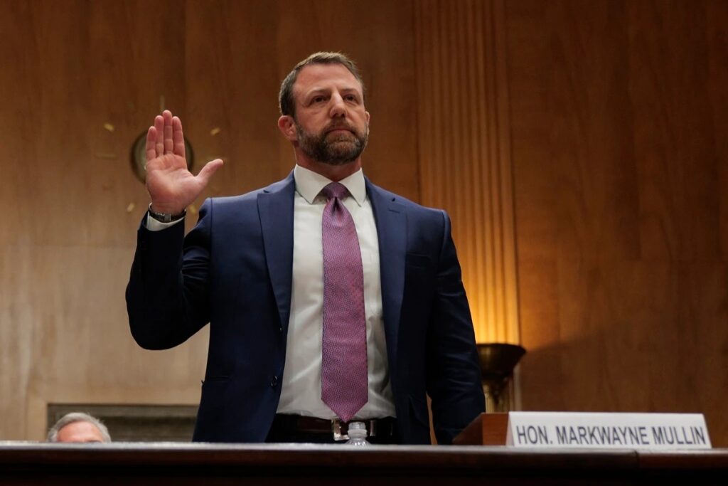 O **Senado dos Estados Unidos** aprovou a indicação de **Markwayne Mullin** para liderar o **Departamento de Segurança Interna**, órgão responsável por supervisionar o **ICE** (Immigration and Customs Enforcement). Esta decisão marca um passo significativo na administração das políticas de imigração e segurança nacional do país. Mas quem é Markwayne Mullin e qual é a importância dessa nomeação? **Markwayne Mullin** é um senador conhecido por sua carreira anterior como **lutador de artes marciais**. Sua experiência no Senado e sua formação única trazem uma perspectiva distinta para o Departamento de Segurança Interna. Mas por que sua nomeação é relevante? Mullin foi indicado pelo ex-presidente **Donald Trump**, o que levanta questões sobre a continuidade das políticas de imigração da era Trump. O que isso significa para o ICE e suas operações? O **ICE** é uma agência crucial dentro do Departamento de Segurança Interna, responsável pela aplicação das leis de imigração e pela segurança das fronteiras. A liderança de Mullin pode influenciar diretamente como essas operações são conduzidas. Sob a administração Trump, o ICE foi frequentemente criticado por suas políticas rigorosas de imigração. Com Mullin à frente, muitos se perguntam se haverá uma continuidade dessas políticas ou se ele trará novas abordagens. Quais são as expectativas para a gestão de Mullin? Como ex-lutador de artes marciais, ele pode trazer uma abordagem disciplinada e estratégica para o departamento. No entanto, sua falta de experiência direta em segurança nacional pode ser vista como um desafio. Como ele planeja abordar as complexas questões de imigração e segurança que o país enfrenta atualmente? A nomeação de Mullin também levanta questões sobre o papel do Senado na aprovação de indicados presidenciais. O que levou o Senado a aprovar sua indicação? A decisão pode refletir um apoio contínuo às políticas de Trump ou uma confiança na capacidade de Mullin de liderar o departamento de forma eficaz. Como essa nomeação afeta a política de imigração dos EUA? A liderança de Mullin pode influenciar a forma como o ICE lida com questões como deportações, segurança nas fronteiras e cooperação com outras agências de segurança. Sua abordagem pode impactar não apenas a segurança interna, mas também as relações internacionais dos EUA, especialmente com países vizinhos. Em resumo, a aprovação de **Markwayne Mullin** como chefe do **Departamento de Segurança Interna** é um desenvolvimento significativo na política de segurança dos EUA. Sua nomeação, apoiada pelo ex-presidente Trump, sugere uma possível continuidade das políticas de imigração anteriores. No entanto, sua abordagem e eficácia na liderança do departamento ainda estão por ser vistas. A comunidade internacional e os cidadãos americanos estarão atentos às suas ações e decisões nos próximos meses.
