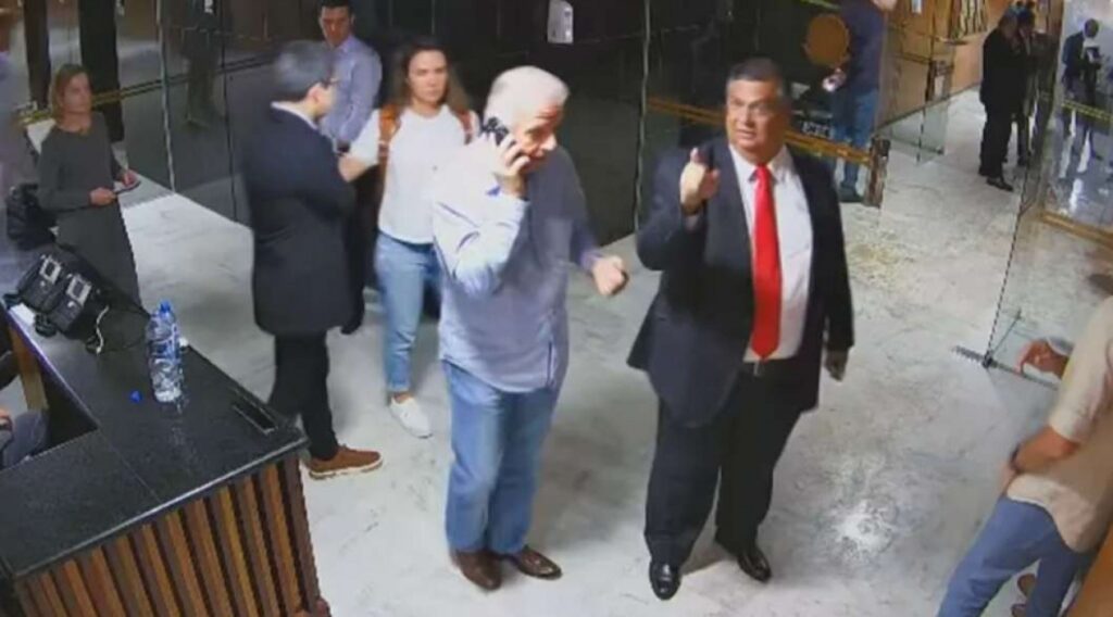 O **senador Luis Carlos Heinze** (PP-RS) trouxe à tona uma série de questionamentos sobre a atuação dos órgãos de segurança e das autoridades federais nos eventos ocorridos em 8 de janeiro de 2023. Segundo o parlamentar, existem documentos que indicam que já no dia 5 de janeiro havia informações suficientes que poderiam ter prevenido os acontecimentos subsequentes. Mas o que exatamente esses documentos revelam e por que a atuação de **Flávio Dino** é colocada em questão? Primeiramente, é importante entender o contexto dos eventos de 8 de janeiro. Naquela data, ocorreram manifestações que geraram grande repercussão nacional e internacional. O senador Heinze afirma que documentos obtidos por ele mostram que as autoridades já tinham conhecimento prévio sobre a possibilidade de tumultos e desordens. Isso levanta a pergunta: por que as medidas preventivas não foram tomadas? Heinze questiona a **inércia das autoridades**, especialmente a do então ministro da Justiça, Flávio Dino. Segundo o senador, Dino e outros responsáveis pela segurança pública deveriam ter agido de forma mais proativa para evitar os desdobramentos dos atos. Mas quais seriam as ações esperadas das autoridades diante de tais informações? Normalmente, quando há indícios de possíveis distúrbios, espera-se que os órgãos de segurança intensifiquem o monitoramento e a presença em locais estratégicos. Além disso, a comunicação entre as diferentes esferas de governo deve ser reforçada para garantir uma resposta coordenada e eficaz. Heinze sugere que essas medidas não foram adequadamente implementadas, o que poderia ter contribuído para a escalada dos eventos. Outro ponto levantado pelo senador é a responsabilidade compartilhada entre as diferentes esferas de governo. Ele questiona se houve falhas na comunicação entre o governo federal e os governos estaduais e municipais. Essa falta de coordenação pode ter sido um fator crucial para a ineficácia das ações preventivas. Mas como essa comunicação poderia ter sido melhorada? Uma comunicação eficaz entre as esferas de governo requer protocolos claros e bem definidos, além de um fluxo contínuo de informações. Em situações de potencial crise, reuniões de emergência e a formação de comitês interinstitucionais podem ser medidas eficazes para garantir que todos os envolvidos estejam na mesma página e possam agir rapidamente. O senador também levanta a questão sobre a transparência das ações tomadas antes e durante os eventos de 8 de janeiro. Ele argumenta que a população tem o direito de saber quais medidas foram ou não implementadas e por quê. Isso levanta a questão da prestação de contas das autoridades públicas. Como a transparência pode ser garantida em situações como essa? A transparência pode ser promovida através da divulgação de relatórios detalhados sobre as ações tomadas, bem como das justificativas para as decisões feitas. Audiências públicas e investigações independentes também são ferramentas importantes para garantir que as autoridades sejam responsabilizadas por suas ações ou omissões. Em resumo, as revelações do senador Luis Carlos Heinze trazem à tona questões cruciais sobre a preparação e a resposta das autoridades aos eventos de 8 de janeiro de 2023. A alegada inércia de Flávio Dino e de outros responsáveis pela segurança pública destaca a importância de uma atuação proativa e coordenada em situações de potencial crise. A transparência e a prestação de contas são essenciais para garantir a confiança pública nas instituições e para evitar que eventos semelhantes ocorram no futuro.