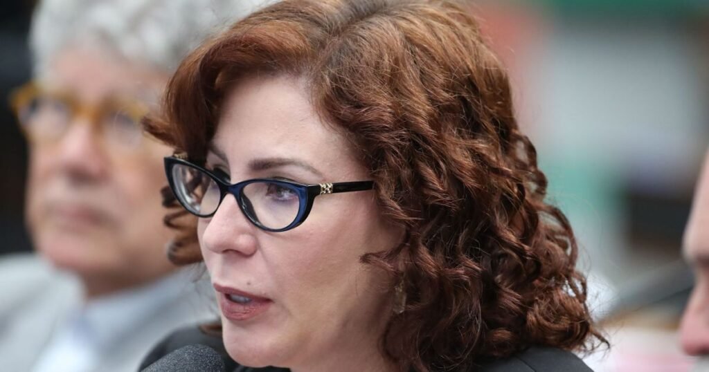 **Sentença de Extradição de Carla Zambelli: Implicações Legais no Brasil e na Itália** A recente decisão da **Corte de Apelação da Itália** sobre a extradição da ex-deputada federal **Carla Zambelli** trouxe à tona questões legais complexas que envolvem tanto o Brasil quanto a Itália. Mas o que exatamente levou a essa decisão e quais são as suas implicações? **Quais são os crimes atribuídos a Carla Zambelli?** Segundo a publicação da CNN, Carla Zambelli foi condenada pelo **Supremo Tribunal Federal (STF)** em dois processos distintos. Embora os detalhes específicos dos crimes não tenham sido divulgados na sentença acessada pela CNN, sabe-se que os atos cometidos por Zambelli são considerados crimes tanto no Brasil quanto na Itália. Isso significa que as ações que levaram à sua condenação no Brasil também encontram equivalentes no **código penal italiano**. **Por que a extradição foi solicitada?** O governo brasileiro solicitou a extradição de Zambelli com base no tratado bilateral entre Brasil e Itália, que permite a entrega de acusados para que cumpram pena em seu país de origem. A sentença da Corte de Apelação da Itália, composta por 35 páginas, destaca que "os fatos descritos configuram crime tanto no Brasil quanto na Itália e não há impedimentos jurídicos para a extradição". Isso reforça a cooperação internacional no combate ao crime, garantindo que indivíduos condenados cumpram suas penas adequadamente. **Qual é o papel do Ministério da Justiça da Itália na extradição?** Embora a Corte de Apelação tenha considerado legal o pedido de extradição, a decisão final administrativa cabe ao **Ministério da Justiça da Itália**. Este órgão é responsável por avaliar todos os aspectos legais e administrativos antes de autorizar a entrega de Zambelli às autoridades brasileiras. A expectativa é que, uma vez aprovada, Zambelli retorne ao Brasil ainda neste ano para cumprir sua pena na **Penitenciária Feminina do Distrito Federal**, conhecida como Colmeia. **Como a defesa de Zambelli está reagindo?** A defesa de Carla Zambelli já manifestou a intenção de recorrer da decisão da Corte de Apelação da Itália. Isso indica que a defesa buscará explorar todas as vias legais disponíveis para contestar a extradição, possivelmente argumentando sobre aspectos processuais ou de direitos humanos que possam ter sido desconsiderados. **O que essa decisão significa para as relações Brasil-Itália?** A decisão de extradição reflete a robustez das relações jurídicas entre Brasil e Itália, demonstrando um compromisso mútuo com a justiça e a aplicação da lei. O tratado bilateral que facilita a extradição é um exemplo de como os países podem colaborar para garantir que crimes não fiquem impunes, independentemente das fronteiras nacionais. **Quais são as próximas etapas no processo de extradição?** Após a decisão da Corte de Apelação e a análise do Ministério da Justiça da Itália, se a extradição for aprovada, Carla Zambelli será transferida para o Brasil. No Brasil, ela deverá cumprir a pena imposta pelo STF, encerrando assim um capítulo significativo de sua trajetória legal. Em resumo, o caso de Carla Zambelli ilustra a complexidade das questões legais internacionais e a importância da cooperação entre países para a aplicação da justiça. A decisão da Corte de Apelação da Itália é um passo crucial nesse processo, destacando a relevância dos tratados bilaterais e do respeito às leis de diferentes jurisdições.