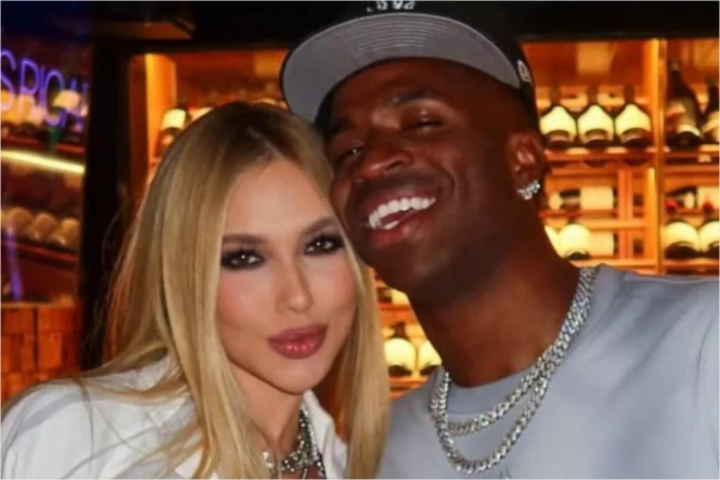 O **romance entre Virginia e Vini Jr.** está prestes a enfrentar um período de turbulência, conforme previu uma vidente. Segundo a publicação do site TV Prime, a relação entre a influenciadora digital e o jogador de futebol será marcada por um abalo significativo no sentimento de confiança entre ambos. Essa previsão sugere que o relacionamento, que tem atraído a atenção do público e da mídia, poderá passar por desafios que testarão a estabilidade e a confiança mútua do casal. A vidente, cuja identidade não foi revelada na publicação, destacou que o principal elemento afetado será o **sentimento de confiança**. Este é um componente crucial em qualquer relacionamento, especialmente em um que está sob os holofotes da mídia. A previsão de que a confiança será abalada indica que eventos futuros podem desencadear dúvidas e inseguranças entre Virginia e Vini Jr., o que pode levar a um distanciamento emocional. Embora não tenham sido fornecidos detalhes específicos sobre as causas desse abalo, a vidente sugere que o impacto será significativo o suficiente para colocar o relacionamento em risco. O site TV Prime não especifica quando ou como esses eventos ocorrerão, mas a previsão já gera especulações entre os fãs e seguidores do casal. A relação entre Virginia e Vini Jr. tem sido amplamente acompanhada nas redes sociais, onde ambos compartilham momentos de suas vidas pessoais e profissionais. A possibilidade de um rompimento ou de uma crise no relacionamento pode ter repercussões não apenas para o casal, mas também para suas respectivas carreiras e para a forma como são percebidos pelo público. Assim, a previsão da vidente adiciona uma camada de incerteza ao futuro do casal, que terá que lidar com as pressões externas e internas para manter a relação sólida.