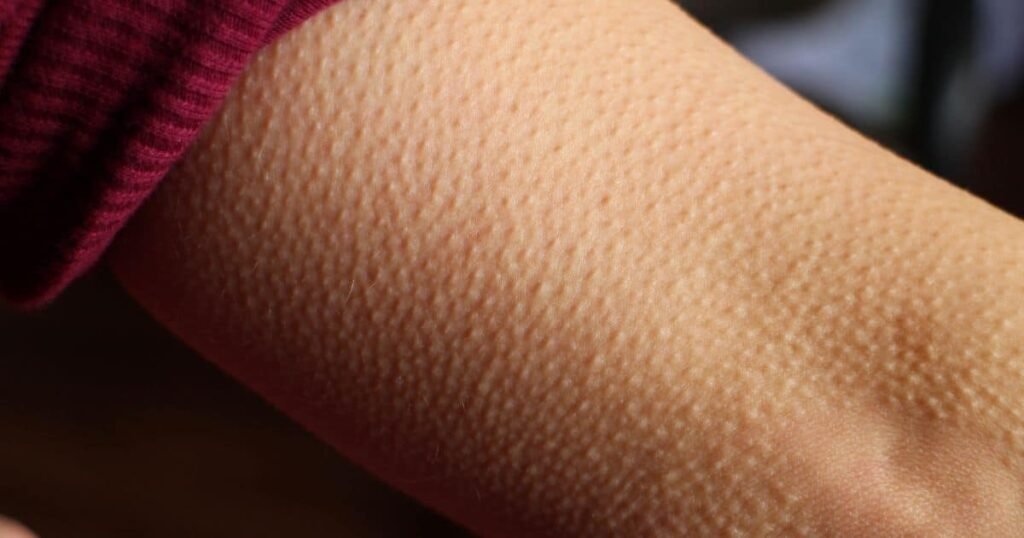 O que é o toque ou arrepio fantasma? O toque ou arrepio fantasma é uma sensação física sem estímulo externo real. Surge como um arrepio, toque leve ou formigamento, mesmo quando ninguém está por perto. Por que sentimos arrepio ou toque quando estamos sozinhos? Essas sensações ocorrem quando o cérebro interpreta sinais elétricos dos nervos sem estímulo externo. Momentos de silêncio ou relaxamento podem intensificar essa percepção. Qual é a explicação científica para o toque fantasma? Do ponto de vista científico, o toque fantasma está ligado ao sistema nervoso. Sinais aleatórios dos nervos, especialmente em cansaço ou estresse, são interpretados pelo cérebro como toques. Como o estresse e a ansiedade influenciam essa sensação? Ansiedade e estresse aumentam a percepção corporal. Sensações internas mínimas podem ser sentidas como externas, devido ao estado de alerta emocional. O toque fantasma pode ser um sinal de estresse emocional? Sim, em alguns casos, o toque fantasma é uma manifestação física do estresse emocional acumulado, refletindo a tensão interna do indivíduo. Quando devemos buscar orientação médica para o toque fantasma? Se a sensação for frequente, dolorosa ou angustiante, é essencial buscar orientação médica para descartar causas físicas subjacentes. Como a espiritualidade interpreta o toque invisível? Na espiritualidade, o toque invisível é visto como um sinal energético ou espiritual, associado a intuição, meditação ou conexão emocional profunda. O arrepio fantasma pode ser considerado um sinal positivo? Algumas correntes espirituais veem o arrepio como um sinal de percepção ampliada, sugerindo uma reação física a alterações sutis de energia. Quais práticas espirituais podem ajudar a equilibrar essas sensações? Meditação, respiração consciente e terapias energéticas são recomendadas para equilibrar as sensações e promover bem-estar. O que a psicologia diz sobre a atenção ao próprio corpo? Pessoas ansiosas tendem a estar mais atentas ao corpo, percebendo sensações que normalmente seriam ignoradas, especialmente em períodos de tensão. Como o cérebro se adapta a essas sensações? O cérebro está em constante adaptação e reorganização. Alterações nesse processo podem gerar interpretações sensoriais incomuns, como o toque fantasma. Qual é a importância do equilíbrio entre cuidado médico e emocional? O equilíbrio entre cuidado médico e atenção emocional é crucial para entender a origem real da experiência e promover saúde integral. O que o toque fantasma revela sobre a percepção humana? O toque fantasma destaca a complexidade da percepção humana, mostrando que corpo e mente estão interligados e que pequenas sensações podem ter grandes significados. Como podemos interpretar o toque invisível em nossa vida? Mais do que um mistério, o toque invisível convida à escuta do próprio corpo e ao cuidado com o equilíbrio físico, emocional e mental.