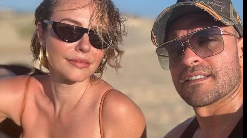 A atriz **Paolla Oliveira** recentemente se manifestou após declarações do cantor **Diogo Nogueira** sobre uma suposta traição. O casal, que havia anunciado a separação, tornou-se alvo de especulações e rumores na mídia. Segundo a publicação do site TNH1, a reação de Paolla veio à tona após Diogo comentar sobre o término do relacionamento, mencionando a possibilidade de infidelidade. Essa situação gerou grande repercussão entre os fãs e seguidores do casal, que acompanhavam de perto o desenrolar dos acontecimentos. De acordo com o site TNH1, Paolla Oliveira optou por se pronunciar de maneira discreta, evitando alimentar ainda mais as especulações. A atriz destacou a importância de preservar sua vida pessoal e pediu respeito ao momento delicado que estava vivendo. A publicação ressalta que Paolla enfatizou a necessidade de lidar com a situação de forma madura e responsável, sem expor detalhes que pudessem prejudicar ambas as partes envolvidas. Essa postura foi vista como uma tentativa de minimizar os impactos negativos que a exposição midiática poderia causar. O site TNH1 também menciona que, apesar das declarações de Diogo Nogueira, não houve confirmação oficial de traição por parte de nenhum dos envolvidos. A reação de Paolla Oliveira foi interpretada como uma maneira de proteger sua imagem pública e manter o foco em sua carreira profissional. A atriz, conhecida por seu talento e dedicação, continua a ser uma figura respeitada no meio artístico, e sua decisão de se manifestar de forma ponderada reflete seu compromisso em lidar com questões pessoais de maneira digna e respeitosa.