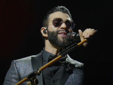 O **sertanejo** se consolidou como o gênero musical mais popular do Brasil, de acordo com uma pesquisa recente divulgada pelo Portal Leo Dias. Este estilo musical, que tem suas raízes no interior do país, conquistou uma vasta audiência ao longo dos anos, ultrapassando outros gêneros em termos de popularidade. A pesquisa destaca que o sertanejo não apenas lidera o ranking, mas também se distancia significativamente dos demais estilos, refletindo uma preferência nacional que se mantém firme. O crescimento do sertanejo pode ser atribuído à sua capacidade de se reinventar e de incorporar elementos de outros gêneros, tornando-o mais acessível a diferentes públicos. Em segundo lugar no ranking, encontra-se a música **gospel**, que também possui uma base de fãs considerável no Brasil. Segundo a publicação, o gospel tem se destacado por sua mensagem de fé e esperança, atraindo um público diversificado que busca inspiração e conforto nas letras das canções. Este gênero tem se expandido não apenas em termos de audiência, mas também em sua presença na mídia e em eventos ao vivo, consolidando-se como uma força significativa no cenário musical brasileiro. A popularidade do gospel reflete uma tendência crescente de busca por espiritualidade e conexão emocional através da música. Por outro lado, o estilo **pop** ocupa uma posição mais modesta no ranking, com apenas 3% de preferência entre os entrevistados. Segundo o site, essa porcentagem indica que, apesar de sua presença global e influência em diversas culturas, o pop ainda enfrenta desafios para conquistar o público brasileiro em larga escala. A pesquisa sugere que a preferência nacional por gêneros como o sertanejo e o gospel pode estar relacionada a uma identificação cultural mais forte, que ressoa com as experiências e valores do público local. Essa dinâmica evidencia a complexidade do mercado musical no Brasil, onde a diversidade de estilos convive com tradições profundamente enraizadas.