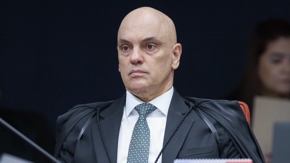 O ministro **Alexandre de Moraes**, do Supremo Tribunal Federal (STF), tem estado em evidência devido ao seu silêncio em relação a uma série de questões que, segundo críticos, demandam esclarecimentos. Este silêncio, conforme ele mesmo já afirmou em outras ocasiões, pode ser interpretado como uma "consciência sobre a ilegalidade dos atos". A expectativa é que Moraes ofereça respostas a sete perguntas cruciais que pairam sobre sua atuação, especialmente em um momento em que o Judiciário brasileiro enfrenta intenso escrutínio público. Segundo a publicação da **Gazeta do Povo**, uma das questões centrais envolve a condução de inquéritos que, para alguns, extrapolam os limites constitucionais. Críticos apontam que o ministro tem acumulado poderes excessivos, especialmente no que tange à abertura de investigações sem a devida provocação do Ministério Público. Além disso, há questionamentos sobre a imparcialidade de suas decisões, que, em certos casos, são vistas como politicamente motivadas. A atuação de Moraes em processos que envolvem figuras públicas e influentes tem gerado debates acalorados sobre a necessidade de maior transparência e prestação de contas por parte do Judiciário. Outro ponto de destaque, conforme o site, é a necessidade de esclarecimentos sobre a aplicação de medidas restritivas de liberdade e censura a indivíduos e veículos de comunicação. Tais ações são frequentemente justificadas como necessárias para a proteção da ordem democrática, mas levantam preocupações sobre o respeito aos direitos fundamentais, como a liberdade de expressão. A sociedade brasileira aguarda que o ministro Alexandre de Moraes se pronuncie sobre essas questões, oferecendo respostas que possam dissipar dúvidas e fortalecer a confiança nas instituições democráticas do país.