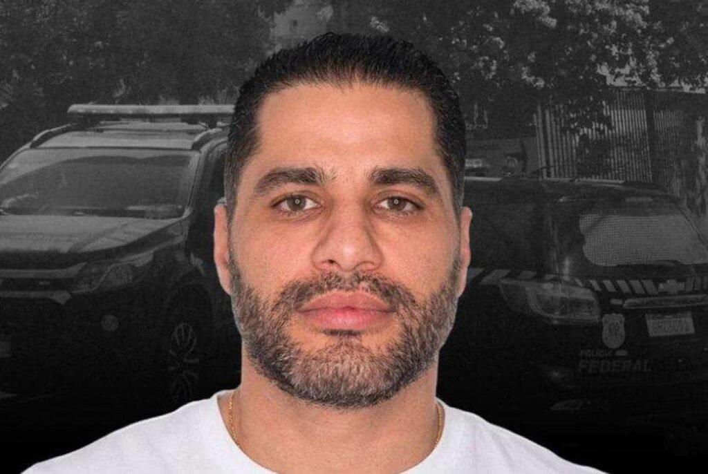 Por que o silêncio sobre a morte de Luiz Phillipi Mourão, o Sicário, é tão intrigante? A ausência de discussões sobre a morte de Sicário levanta suspeitas. O silêncio pode indicar algo mais profundo, sugerindo que não foi um simples suicídio. Quais são as possíveis razões para essa falta de movimentação? A falta de movimentação pode ser resultado de interesses ocultos ou medo de represálias. A situação sugere que há mais do que aparenta. O que Lauro Jardim observou sobre o caso? Lauro Jardim, em O Globo, destacou a estranha ausência de discussões sobre a morte de Sicário, o que aumenta a sensação de mistério. Por que a hipótese de suicídio é questionada? A hipótese de suicídio é questionada devido ao silêncio incomum e à falta de investigações públicas, sugerindo que algo está sendo encoberto. Como a mídia está lidando com o caso? A mídia, em geral, parece evitar o assunto, o que é incomum para casos de grande interesse público, levantando suspeitas sobre censura ou autocensura. Quais são as consequências desse silêncio para a sociedade? O silêncio pode gerar desconfiança nas instituições e na mídia, além de alimentar teorias da conspiração e insegurança pública. O que o público pode fazer para buscar respostas? O público pode pressionar por transparência e investigações, utilizando redes sociais e outros meios para manter o assunto em evidência. Como a falta de informações afeta a percepção pública? A falta de informações cria um vácuo que pode ser preenchido por especulações, aumentando a desconfiança e a sensação de insegurança. Por que é importante discutir casos como o de Sicário? Discutir casos como o de Sicário é crucial para garantir transparência, justiça e confiança nas instituições, além de prevenir futuros abusos. O que pode ser feito para romper o silêncio? Para romper o silêncio, é necessário que jornalistas, investigadores e o público exijam respostas claras e ações concretas das autoridades. Qual é o papel das redes sociais nesse contexto? As redes sociais podem ser uma ferramenta poderosa para mobilizar a opinião pública e pressionar por investigações e transparência. Como a sociedade pode se proteger de informações manipuladas? A sociedade deve buscar fontes confiáveis, verificar informações e questionar narrativas oficiais para evitar manipulações. O que podemos aprender com o caso Sicário? O caso Sicário ensina a importância da vigilância cidadã e da exigência de transparência para garantir justiça e confiança nas instituições. Por que é essencial manter o debate sobre o caso vivo? Manter o debate vivo é essencial para pressionar por respostas, evitar que o caso caia no esquecimento e garantir que a verdade venha à tona. O que o futuro reserva para casos semelhantes? O futuro de casos semelhantes depende da capacidade da sociedade de exigir transparência e responsabilização, garantindo que a justiça prevaleça.