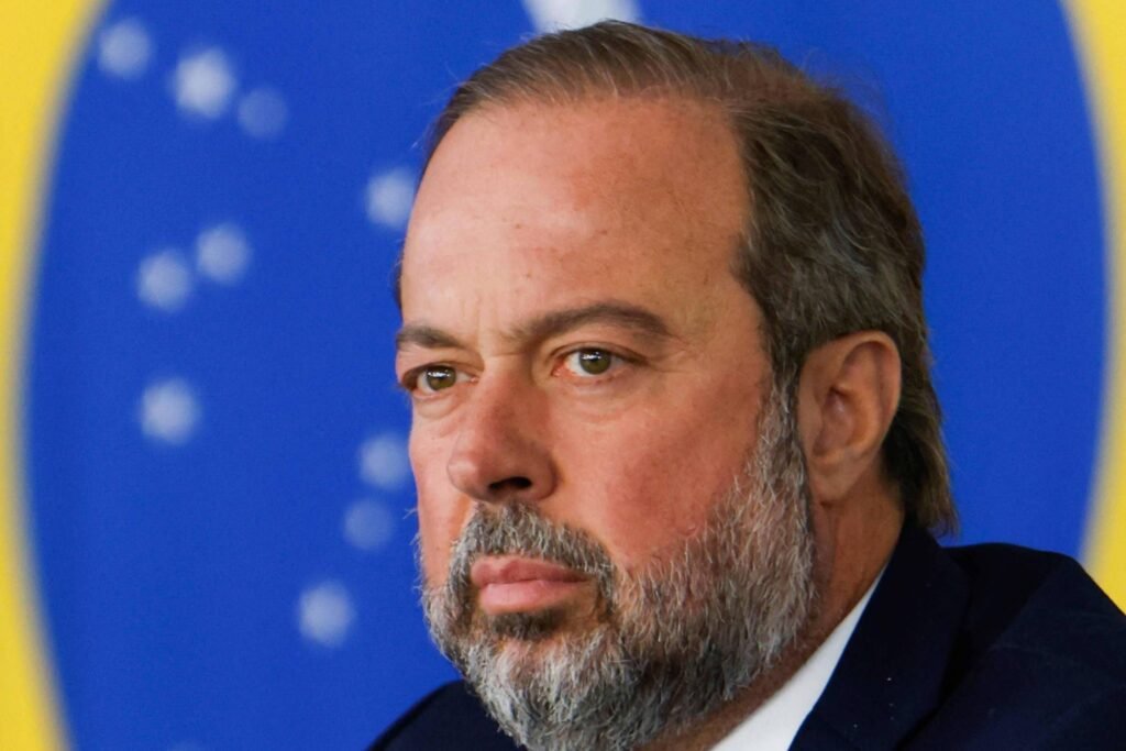 Por que Lula pediu que Alexandre Silveira desistisse da candidatura ao Senado? Lula quer garantir a estabilidade do governo com a saída de ministros importantes. Silveira é visto como um aliado de confiança e sua permanência é estratégica para manter a coesão política. Qual é o papel de Alexandre Silveira no governo? Silveira atua como ministro de Minas e Energia e é peça-chave na interlocução com o mercado e na articulação política, devido à sua experiência como ex-senador e secretário do PSD. Como a permanência de Silveira afeta o PSD? A decisão de Silveira de permanecer no governo é um afago de Lula ao PSD, reforçando a aliança política e garantindo apoio em um momento de transição ministerial. Qual é a importância de Minas Gerais na estratégia de reeleição de Lula? Minas Gerais é um estado crucial nas eleições. Silveira, com sua influência local, pode ajudar a coordenar a campanha de reeleição de Lula, fortalecendo a base de apoio no estado. Por que Silveira está disposto a fazer "sacrifícios"? Aliados afirmam que Silveira está comprometido com o projeto político de Lula e entende a importância de sua permanência para a estabilidade e sucesso do governo. Como a saída de outros ministros impacta o governo? A saída de Haddad, Rui Costa e Gleisi Hoffmann representa uma reestruturação significativa. Manter Silveira ajuda a minimizar o impacto dessas mudanças e a manter a continuidade administrativa. Qual é a relação entre Silveira e o mercado? Silveira é visto como um interlocutor confiável entre o governo e o mercado, o que é crucial para manter a confiança dos investidores e garantir a estabilidade econômica. Como a decisão de Silveira pode influenciar outras candidaturas dentro do PSD? A permanência de Silveira pode servir como um exemplo de lealdade ao governo, influenciando outros membros do PSD a priorizarem a estabilidade política sobre ambições pessoais. Qual é a mensagem de Lula ao manter Silveira no governo? Lula demonstra que valoriza a lealdade e a experiência de Silveira, enviando um sinal de que a estabilidade e a continuidade são prioridades em seu governo. Como a permanência de Silveira pode impactar a política energética do Brasil? Com Silveira no comando do Ministério de Minas e Energia, espera-se continuidade nas políticas energéticas, garantindo segurança e inovação no setor. Qual é a importância da articulação política de Silveira? Silveira, com sua experiência política, é essencial para negociar e construir consensos, facilitando a aprovação de projetos e políticas do governo no Congresso. Como a decisão de Silveira reflete a dinâmica interna do governo? A escolha de Silveira em permanecer reflete a confiança mútua entre ele e Lula, destacando a importância de alianças sólidas para a governabilidade. Por que a estabilidade da "cozinha" do governo é crucial? A "cozinha" do governo refere-se ao núcleo duro de confiança de Lula. Sua estabilidade é vital para a implementação eficaz de políticas e para enfrentar desafios políticos. Qual é o impacto da decisão de Silveira na campanha de reeleição de Lula? Silveira pode desempenhar um papel central na coordenação da campanha em Minas Gerais, um estado estratégico, aumentando as chances de sucesso de Lula. Como a decisão de Silveira se alinha com as prioridades de Lula? A permanência de Silveira alinha-se com a prioridade de Lula de manter um governo coeso e estável, essencial para enfrentar desafios políticos e econômicos.