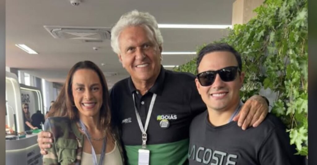 **Silvia Abravanel**, conhecida por muitos como **Silvinha**, está prestes a dar um novo passo em sua carreira ao se filiar ao **Partido Social Democrático (PSD)**. A apresentadora, filha do renomado comunicador **Silvio Santos**, formalizará sua filiação ao partido nesta terça-feira (24), na sede do PSD em São Paulo. Este movimento marca sua entrada na política como pré-candidata à **Câmara dos Deputados**. Mas quem é Silvia Abravanel e o que a motiva a entrar na política? Silvia é amplamente reconhecida por seu trabalho no **SBT**, onde comanda o **Programa Sábado Animado**. Antes de se tornar uma figura conhecida na televisão, ela trabalhou nos bastidores, começando na produção do programa **Casos da Vida Real** em 2004. Posteriormente, ela se tornou diretora da programação infantil do **Bom Dia & Companhia** e também atuou nos bastidores do **Roda a Roda**. Além de sua carreira na televisão, Silvia tem se dedicado a causas sociais. Neste ano, ela assumiu a presidência da **Associação de Combate à Obesidade**, uma organização que promove ações para melhorar a saúde e a qualidade de vida. Sua motivação para atuar em questões de inclusão social é pessoal, inspirada por sua experiência com sua filha Luana, que tem deficiência. Silvia tem se empenhado em desenvolver iniciativas que promovam a inclusão de pessoas com deficiência. Por que Silvia Abravanel escolheu o PSD para sua filiação? O **PSD**, comandado por **Gilberto Kassab**, é um partido que tem ganhado destaque no cenário político brasileiro. Recentemente, o governador do Estado de Goiás, **Ronaldo Caiado**, também se filiou ao partido. Caiado é visto como um potencial candidato à Presidência em 2026, especialmente após a desistência de **Ratinho Jr.** da corrida presidencial. A disputa interna do partido agora se concentra entre Caiado e **Eduardo Leite**, governador do Rio Grande do Sul. A filiação de Silvia ao PSD ocorre em um momento estratégico, pois o partido busca fortalecer sua presença e influência no cenário político nacional. A entrada de figuras públicas conhecidas, como Silvia, pode trazer visibilidade e apoio popular à sigla. Quais são as expectativas para a candidatura de Silvia Abravanel? Caso sua candidatura à Câmara dos Deputados se concretize, será a primeira vez que Silvia concorrerá a um cargo político. Sua experiência na televisão e seu envolvimento em causas sociais podem ser fatores decisivos em sua campanha. A expectativa é que Silvia utilize sua plataforma para promover políticas voltadas à inclusão social e à saúde, áreas nas quais já demonstrou interesse e atuação. A decisão de Silvia Abravanel de entrar na política reflete uma tendência crescente de personalidades públicas se envolverem mais ativamente na vida política do país. Com sua filiação ao PSD, Silvia se junta a um grupo de líderes e influenciadores que buscam trazer mudanças significativas para o Brasil. Aguardamos para ver como sua carreira política se desenvolverá e quais impactos ela poderá ter na sociedade brasileira.