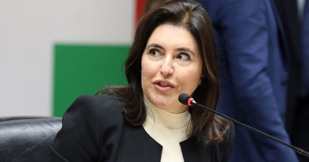 **Simone Tebet** tomou uma decisão significativa ao se filiar ao **PSB** para concorrer ao Senado por São Paulo. Após uma longa trajetória de 29 anos no **MDB**, a ministra optou por mudar de partido para compor uma chapa com figuras políticas de destaque, como **Haddad** e **Alckmin**, na disputa majoritária. Essa movimentação política marca um novo capítulo na carreira de Tebet, que busca fortalecer sua posição e ampliar sua influência no cenário político nacional. Segundo a publicação, essa mudança estratégica visa consolidar uma aliança forte e competitiva nas eleições. A decisão de Simone Tebet de se juntar ao PSB reflete um movimento calculado para integrar uma chapa que promete ser uma das mais competitivas nas próximas eleições. Com a experiência adquirida ao longo de quase três décadas no MDB, Tebet traz consigo um histórico de atuação política que pode agregar valor à nova aliança. Segundo o site, a composição com Haddad e Alckmin é vista como uma tentativa de unir forças progressistas e moderadas, criando uma frente ampla que busca atrair um eleitorado diversificado em São Paulo. Essa estratégia pode ser crucial para enfrentar os desafios eleitorais e conquistar uma vaga no Senado. A filiação de Tebet ao PSB também destaca a dinâmica e a fluidez do cenário político brasileiro, onde alianças e estratégias são constantemente reavaliadas para atender às demandas e expectativas do eleitorado. A mudança de partido de uma figura política de destaque como Simone Tebet sinaliza a importância de adaptações estratégicas em busca de objetivos políticos maiores. Segundo a publicação, essa movimentação pode influenciar outras lideranças a reconsiderarem suas posições e alianças, refletindo a complexidade e a competitividade do ambiente político atual. Com essa nova configuração, a disputa pelo Senado em São Paulo promete ser acirrada, com Tebet desempenhando um papel central na busca por uma vitória significativa.